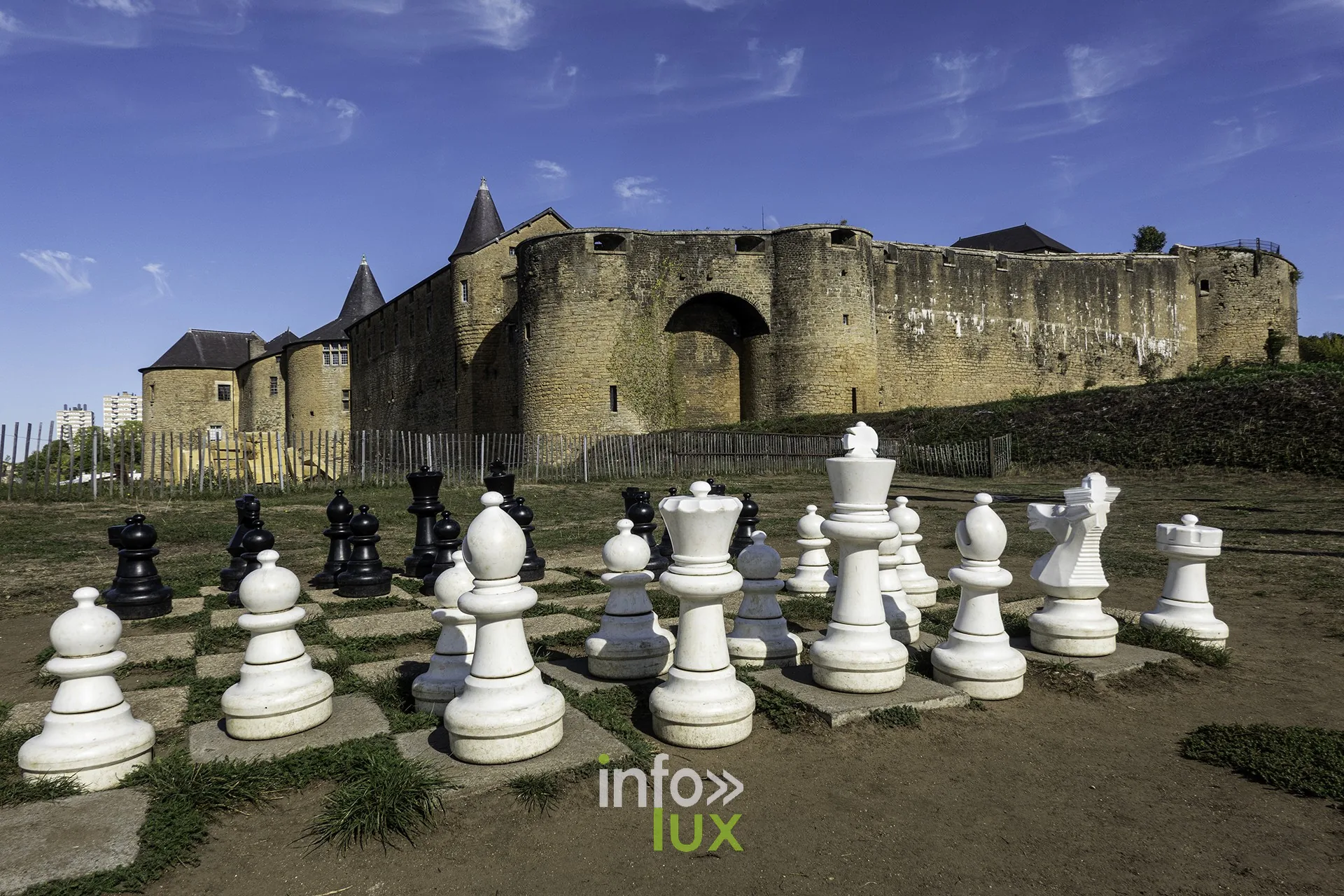 Jeu d’échecs géant sur la pelouse devant les murailles du château fort de Sedan