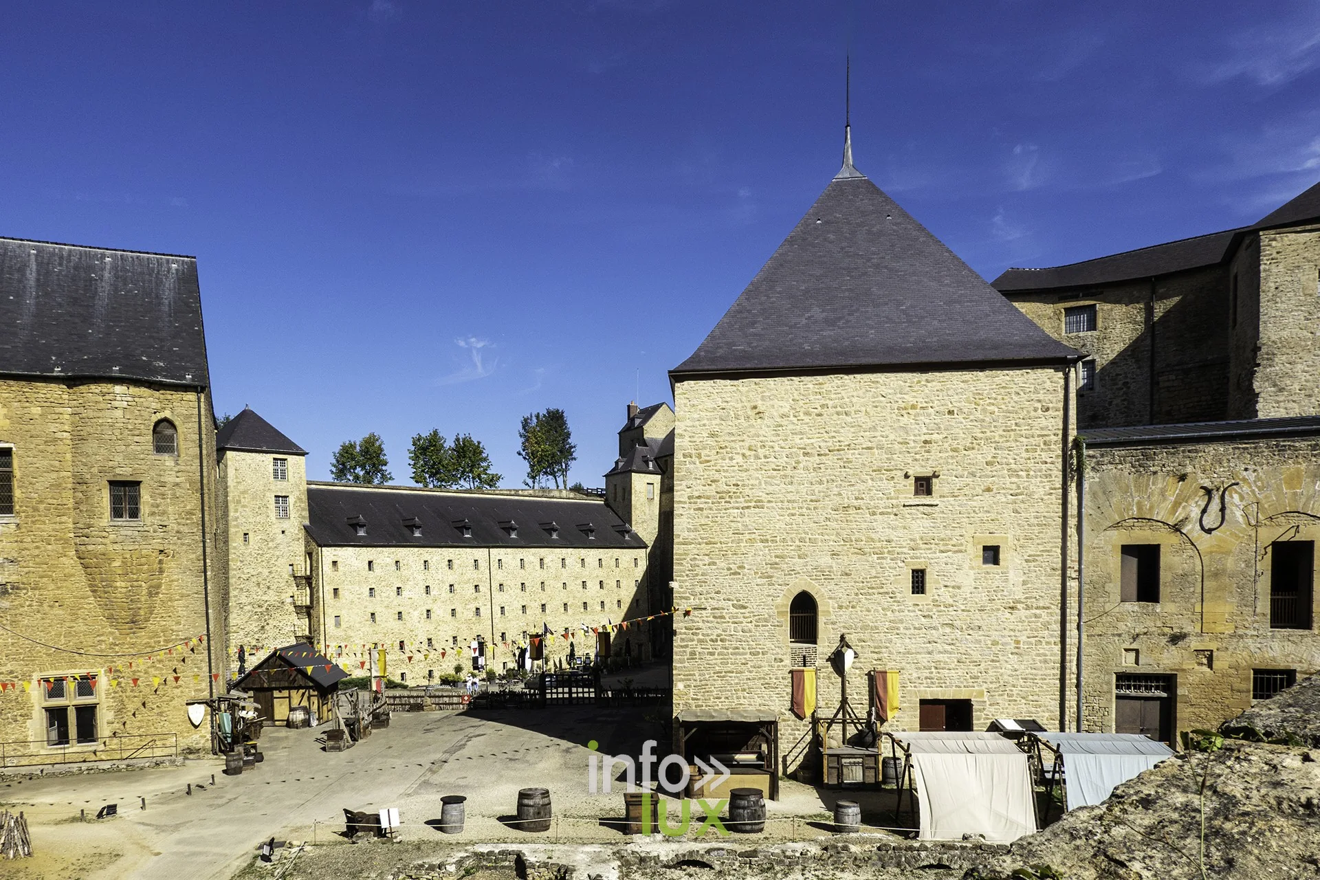 Vue plongeante sur la cour du château fort de Sedan et sa tour carrée