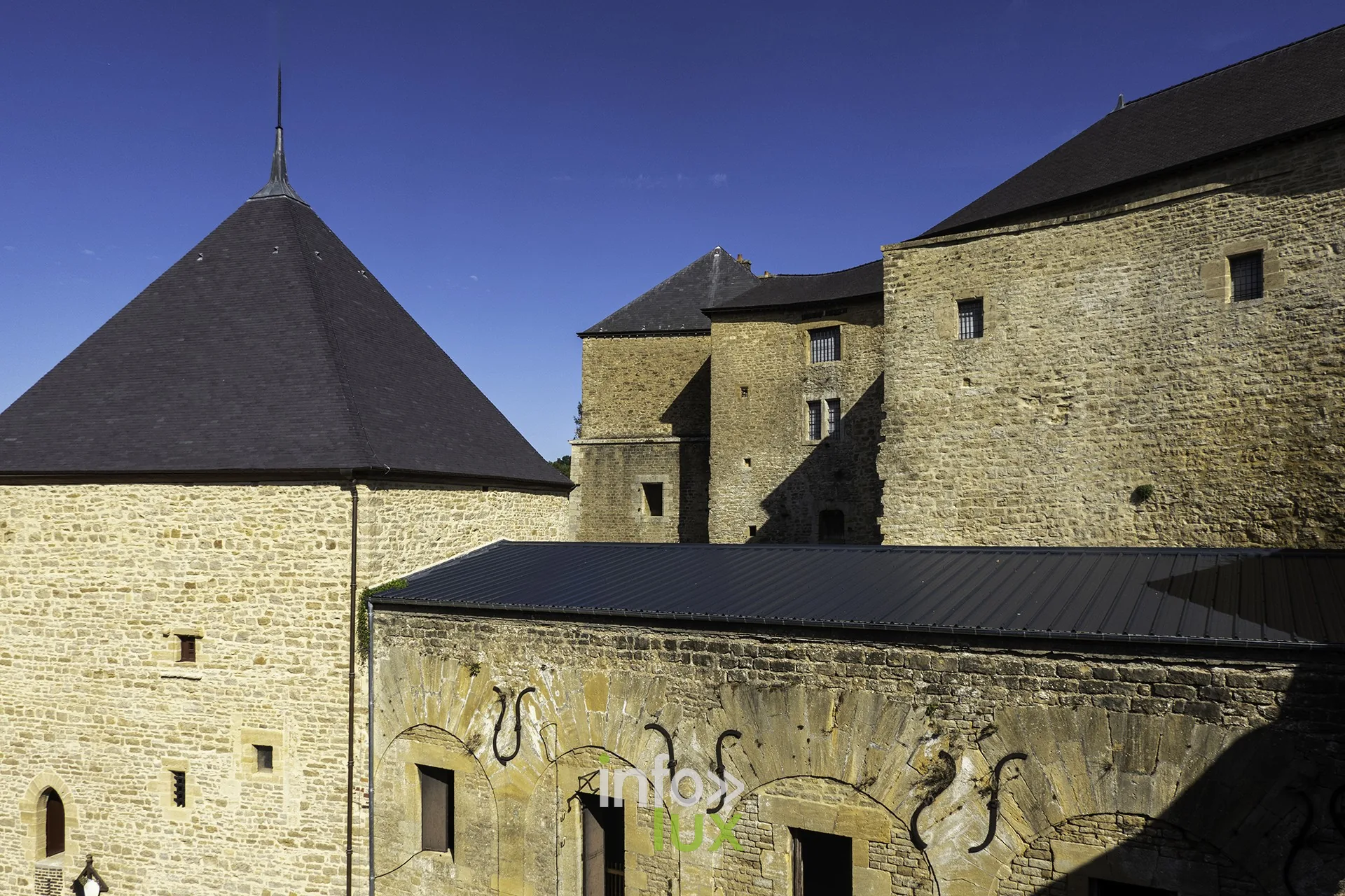 Toits d’ardoise et façades du château fort de Sedan vus depuis les hauteurs