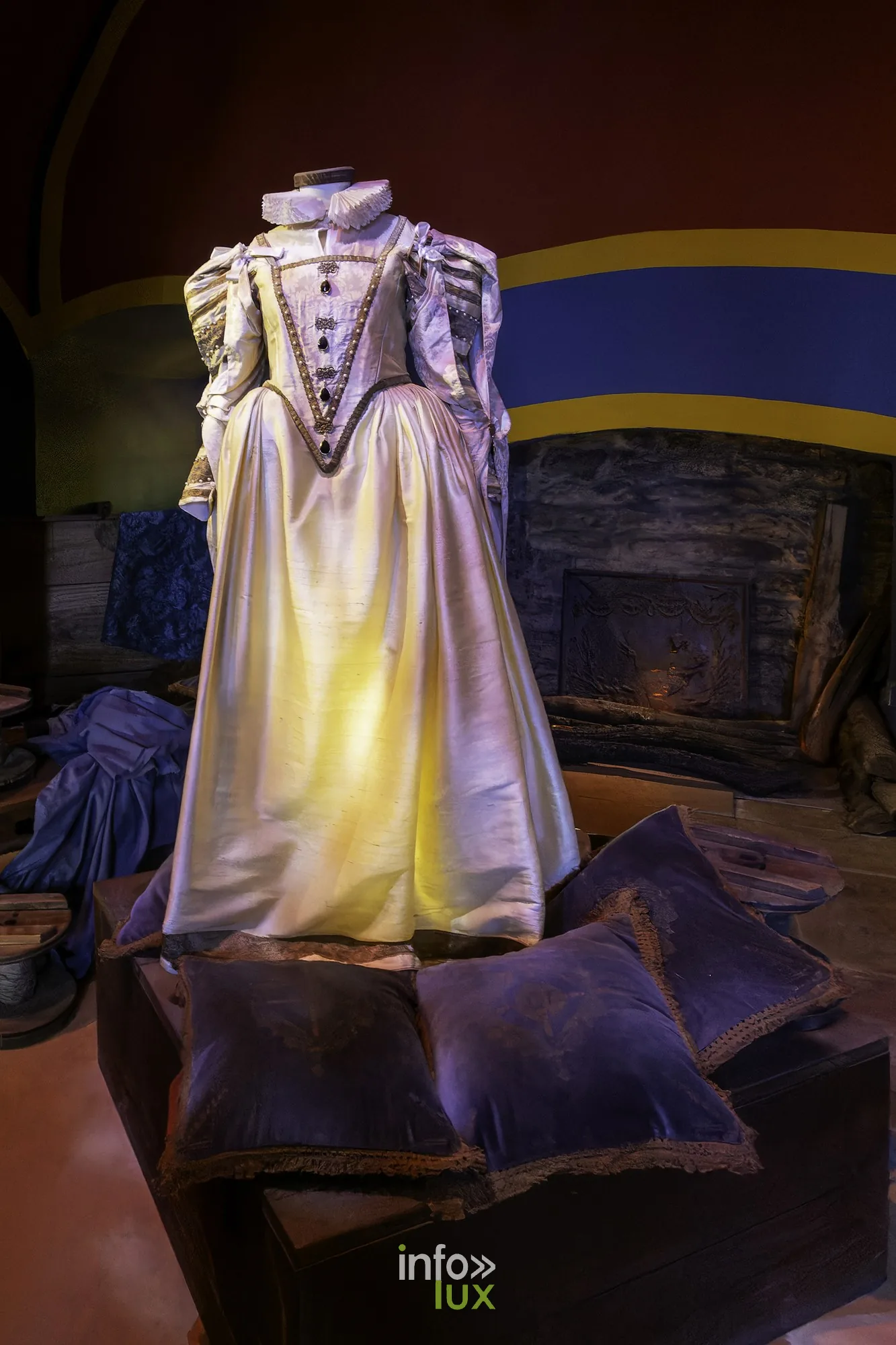 Robe ancienne de couleur claire exposée sur un mannequin au château fort de Sedan (Ardennes)