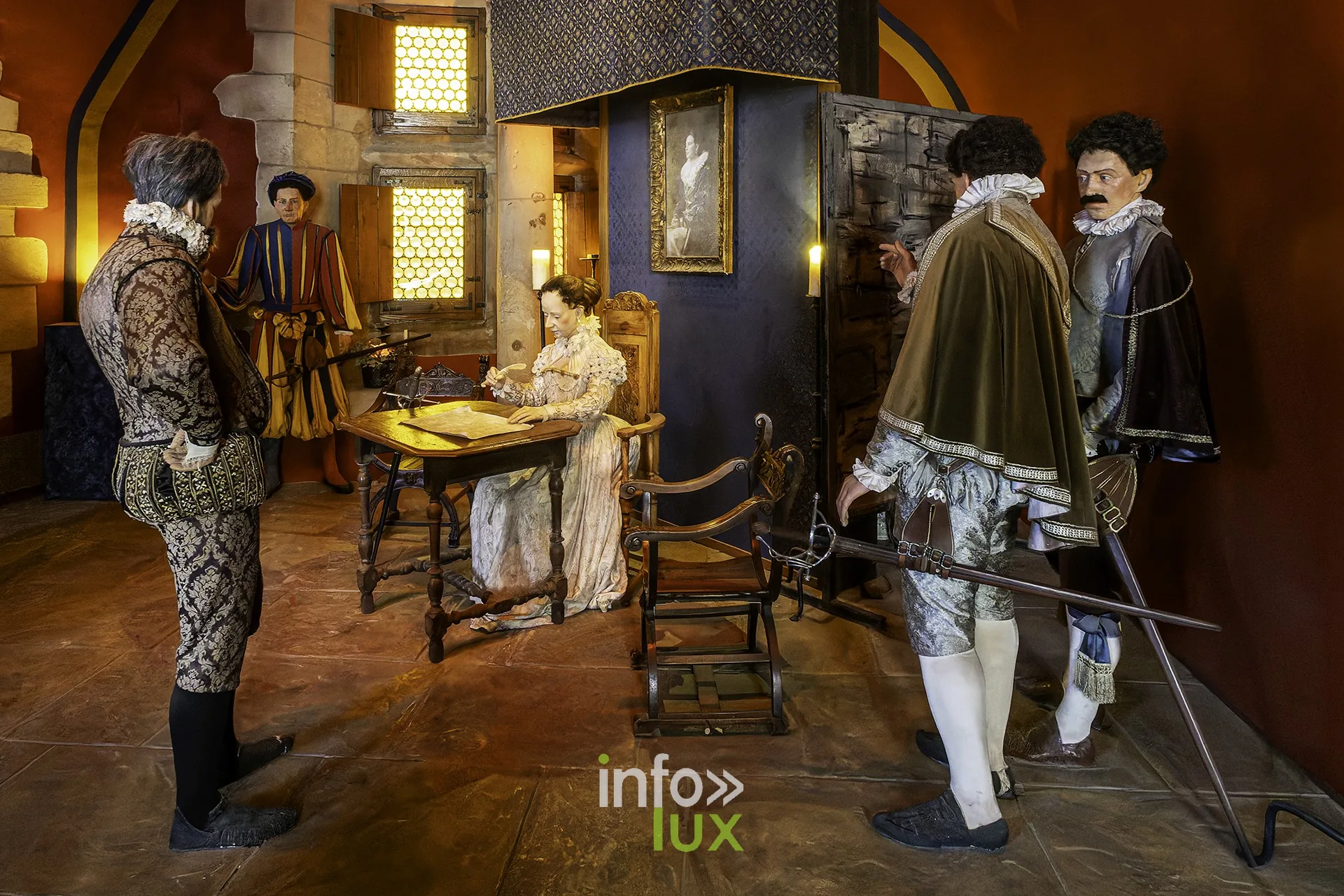 Scène reconstituée : gentilshommes en costumes d’époque et femme écrivant à une table, au château fort de Sedan (Ardennes)