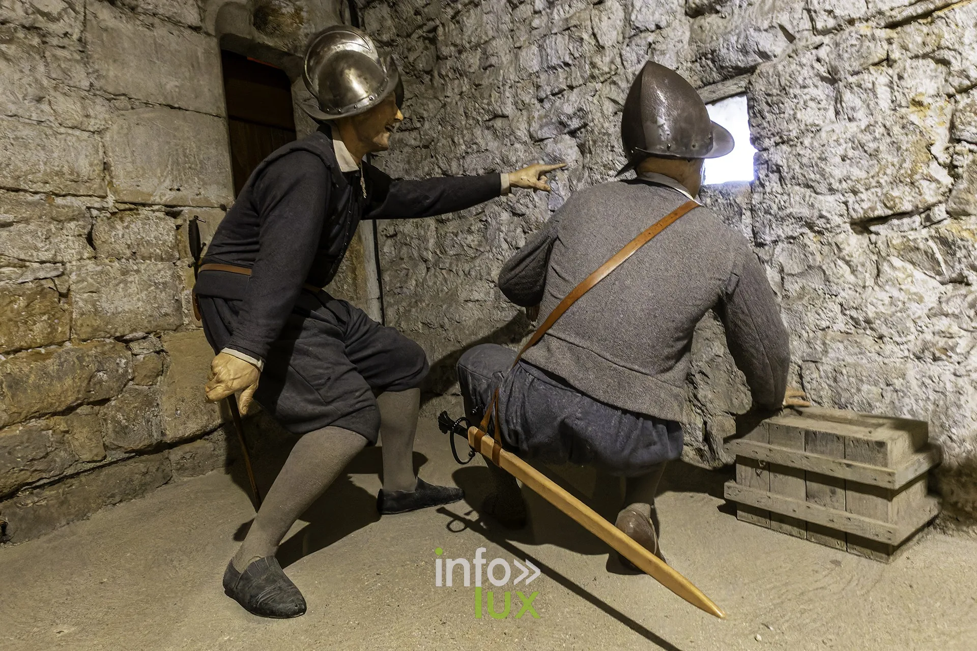 Deux mannequins de soldats casqués près d’une meurtrière au château fort de Sedan (Ardennes)