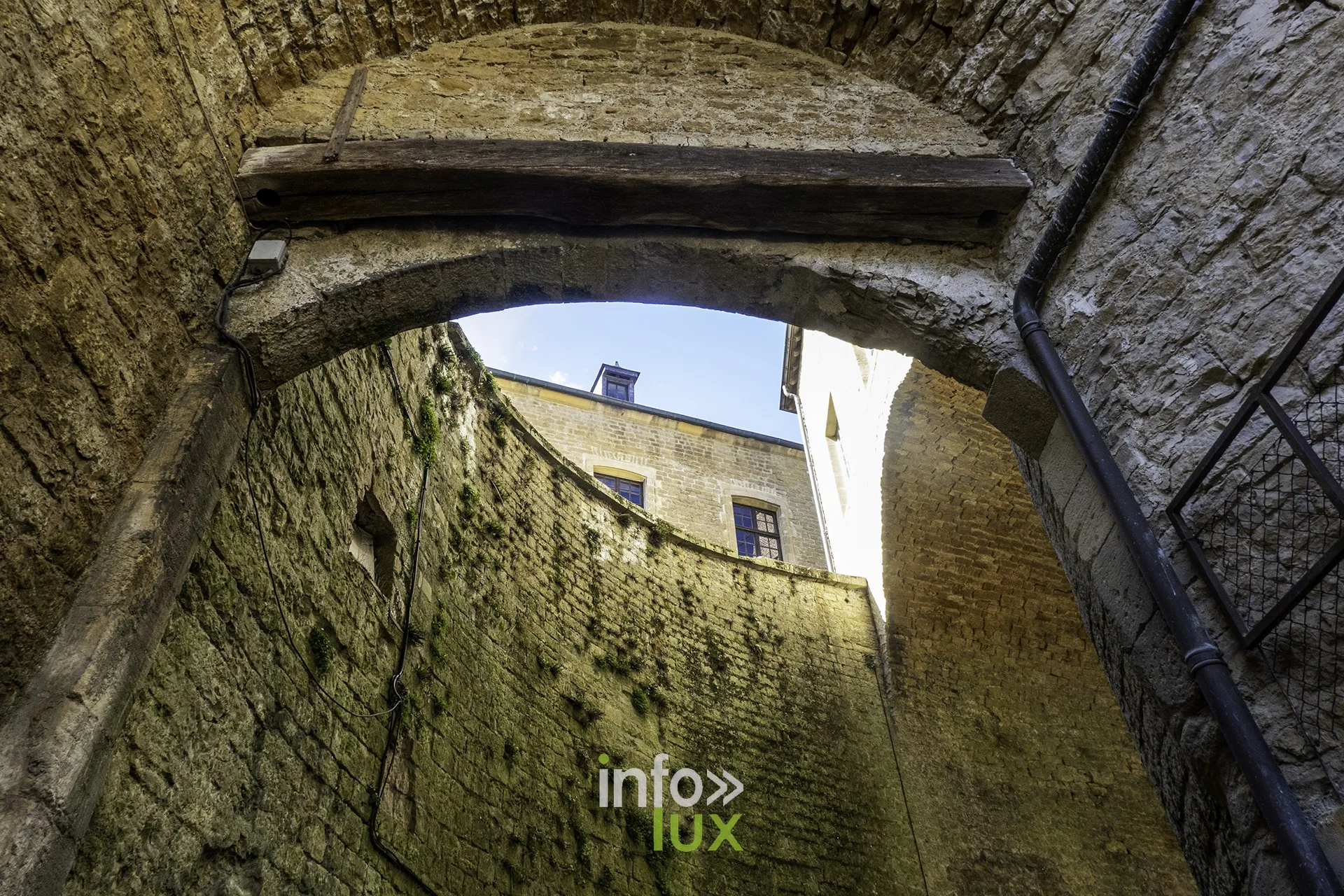 Arc de pierre et murs du château fort de Sedan vus en contre-plongée
