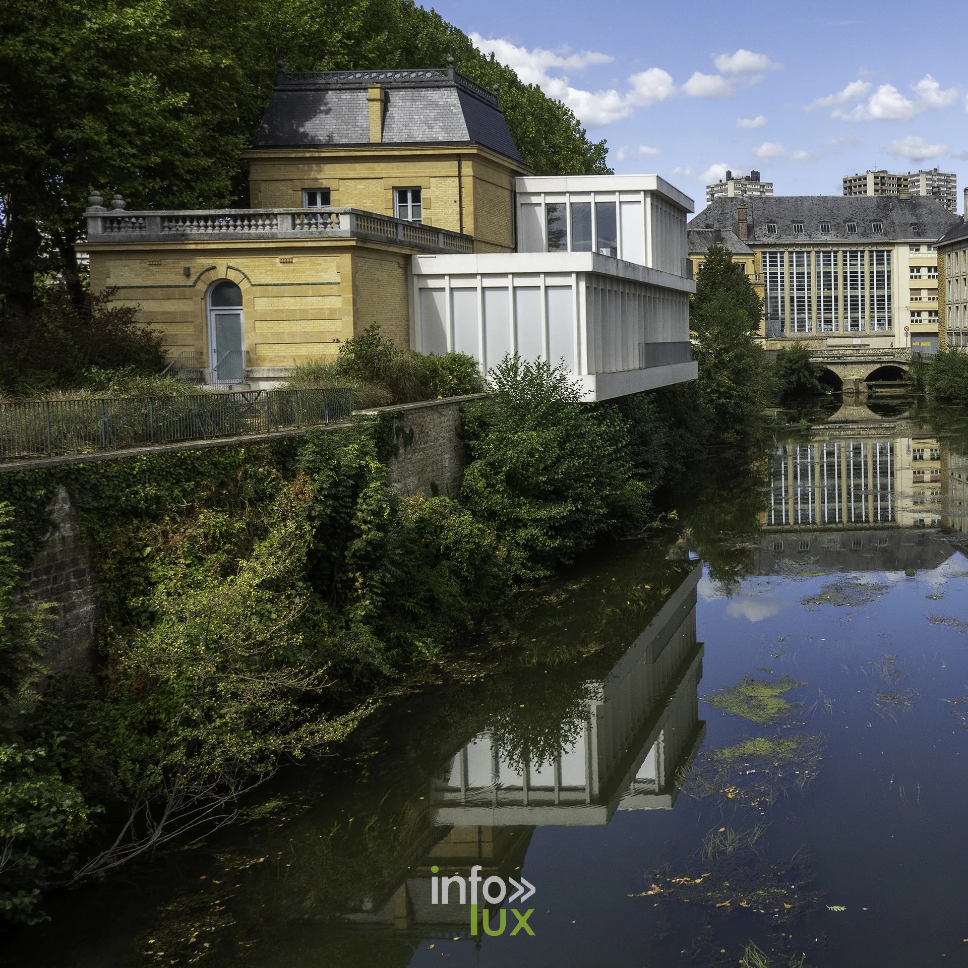 Pavillon en pierre et extension blanche au bord de l’eau, Sedan