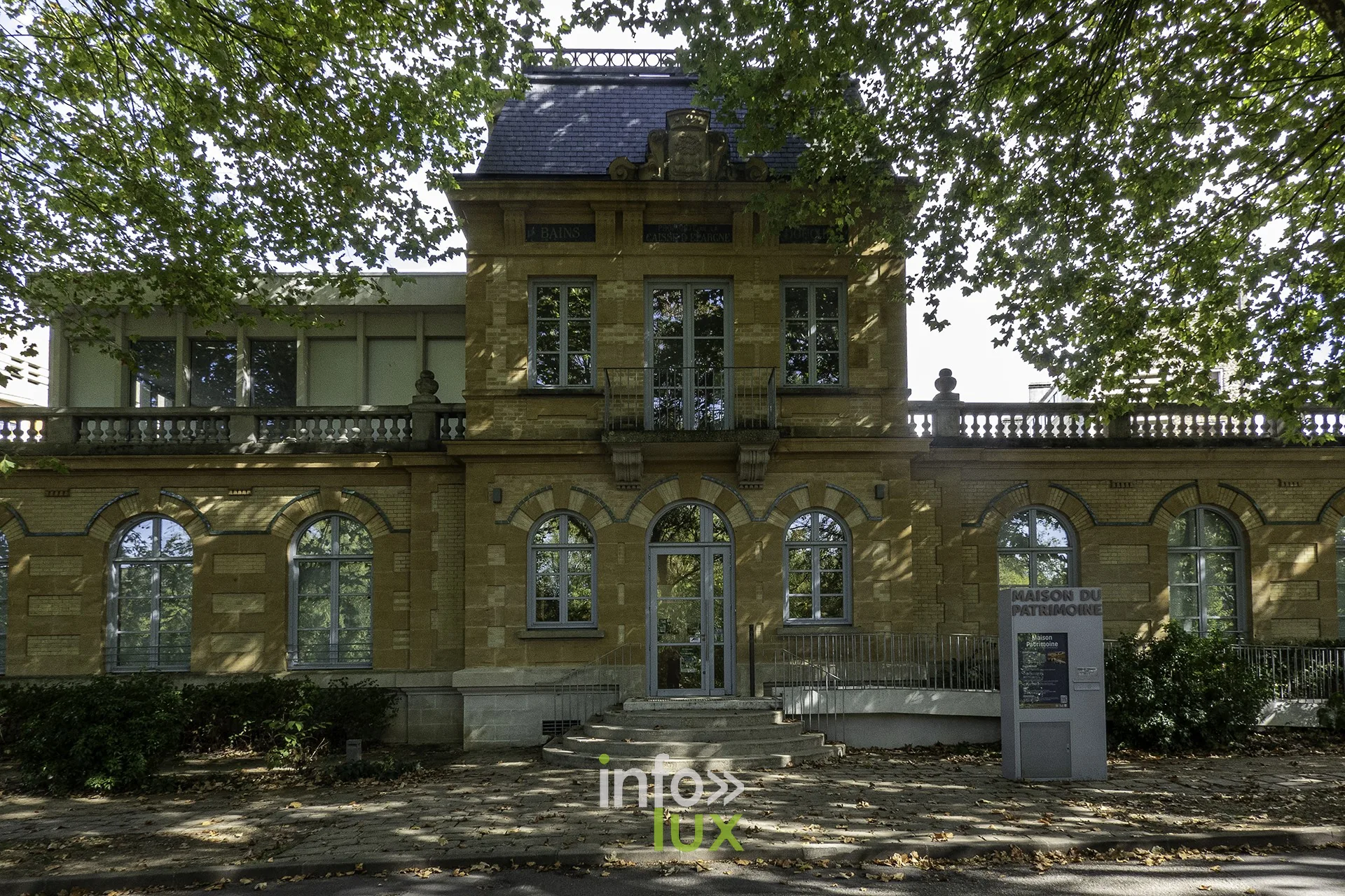 Façade de la Maison du Patrimoine de Sedan et sa borne d’information