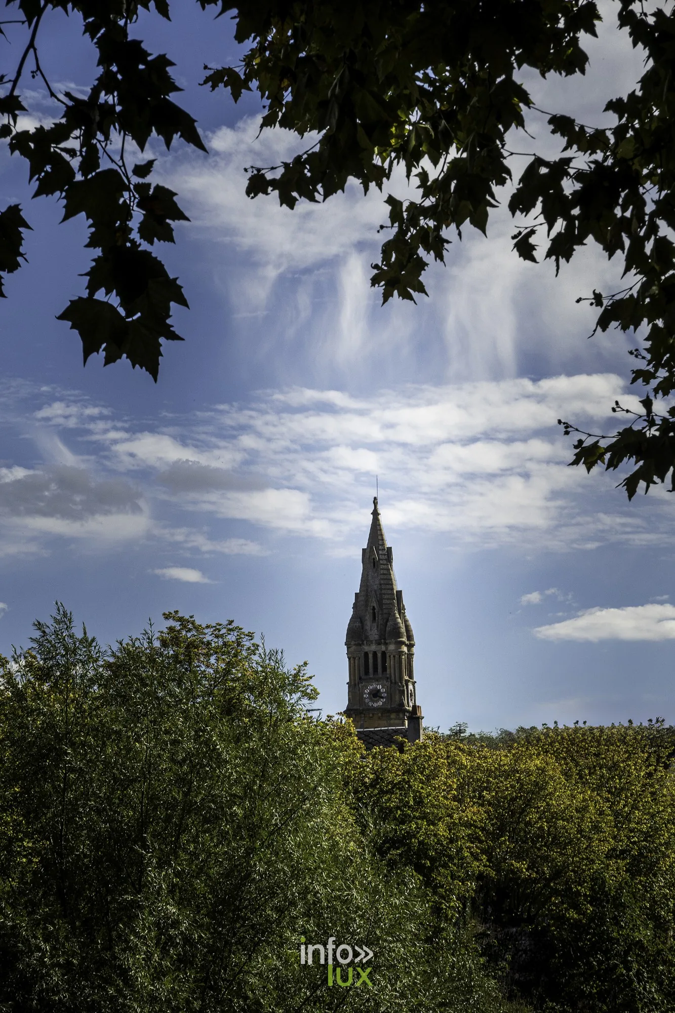 Clocher d’église encadré par les feuillages, Sedan