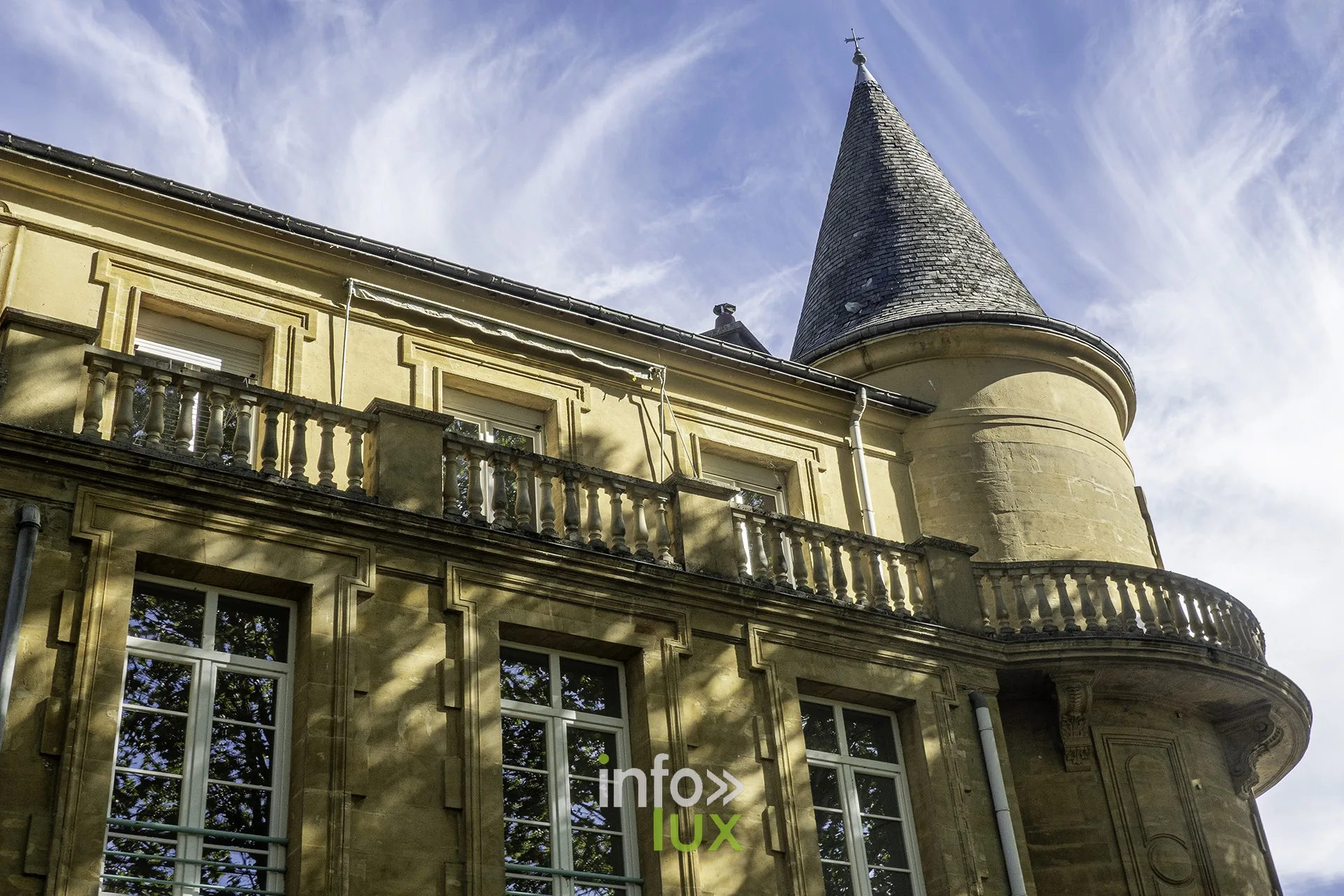 Façade à balcons et tourelle à toit pointu, Sedan