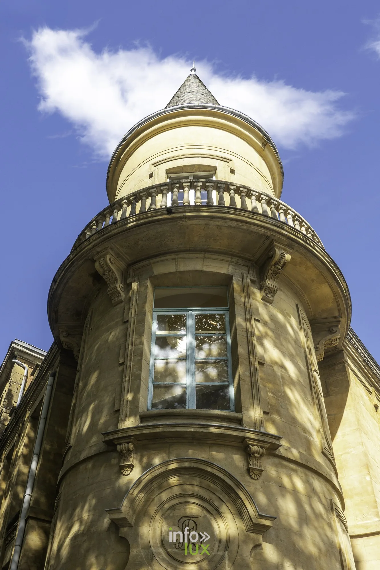 Tourelle d’angle à balcon en pierre jaune, Sedan