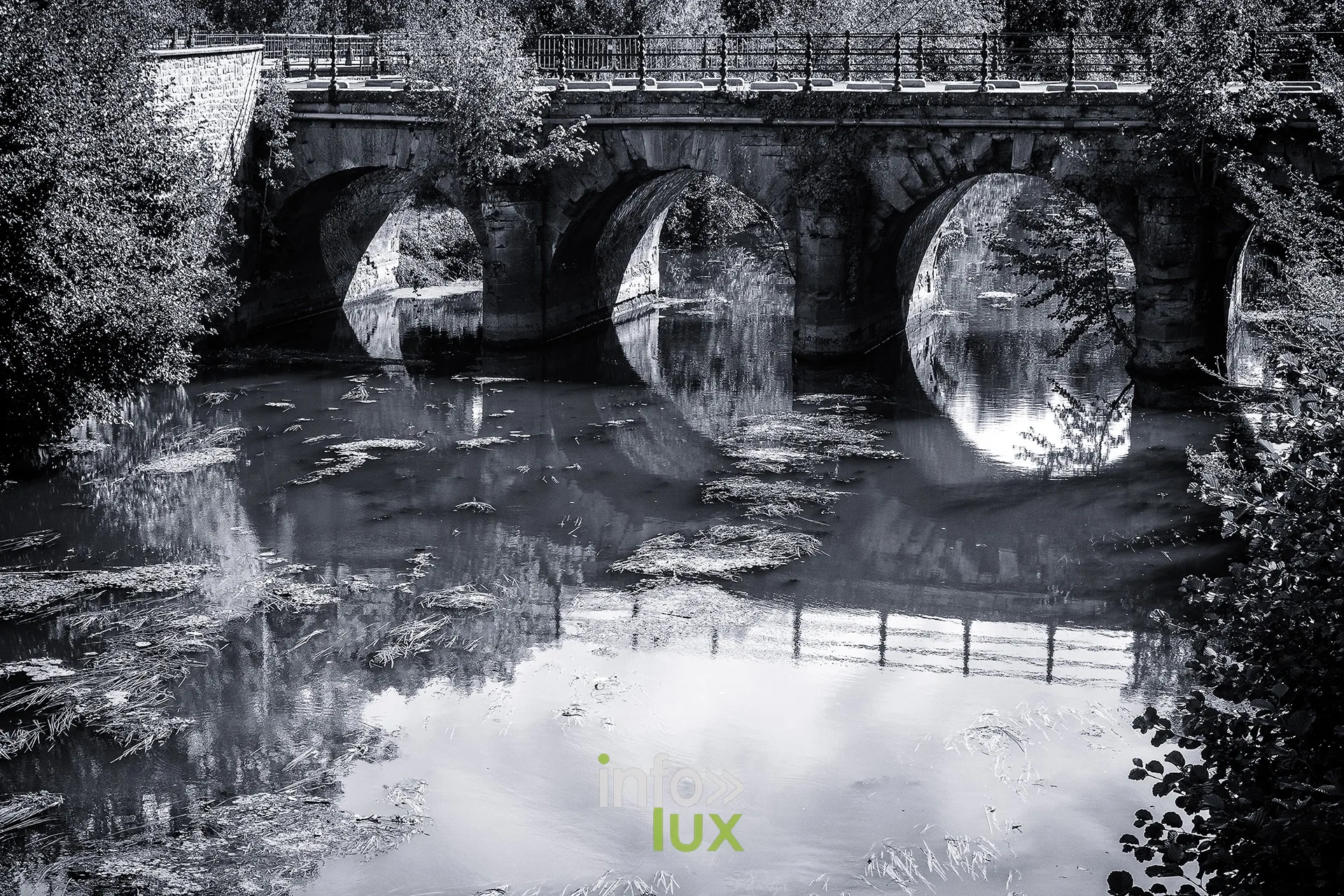 Pont de pierre à arches se reflétant dans l’eau, Sedan, en noir et blanc