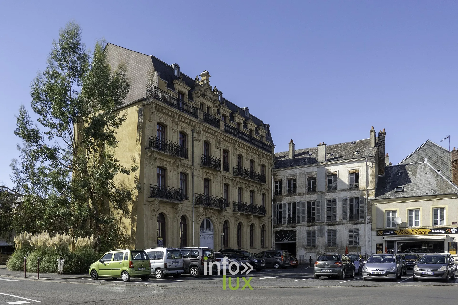 Grand immeuble ancien à balcons et place de stationnement, Sedan