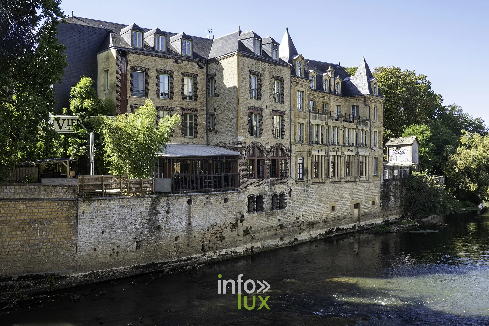 Grande bâtisse à tourelles au bord de la Meuse, Sedan