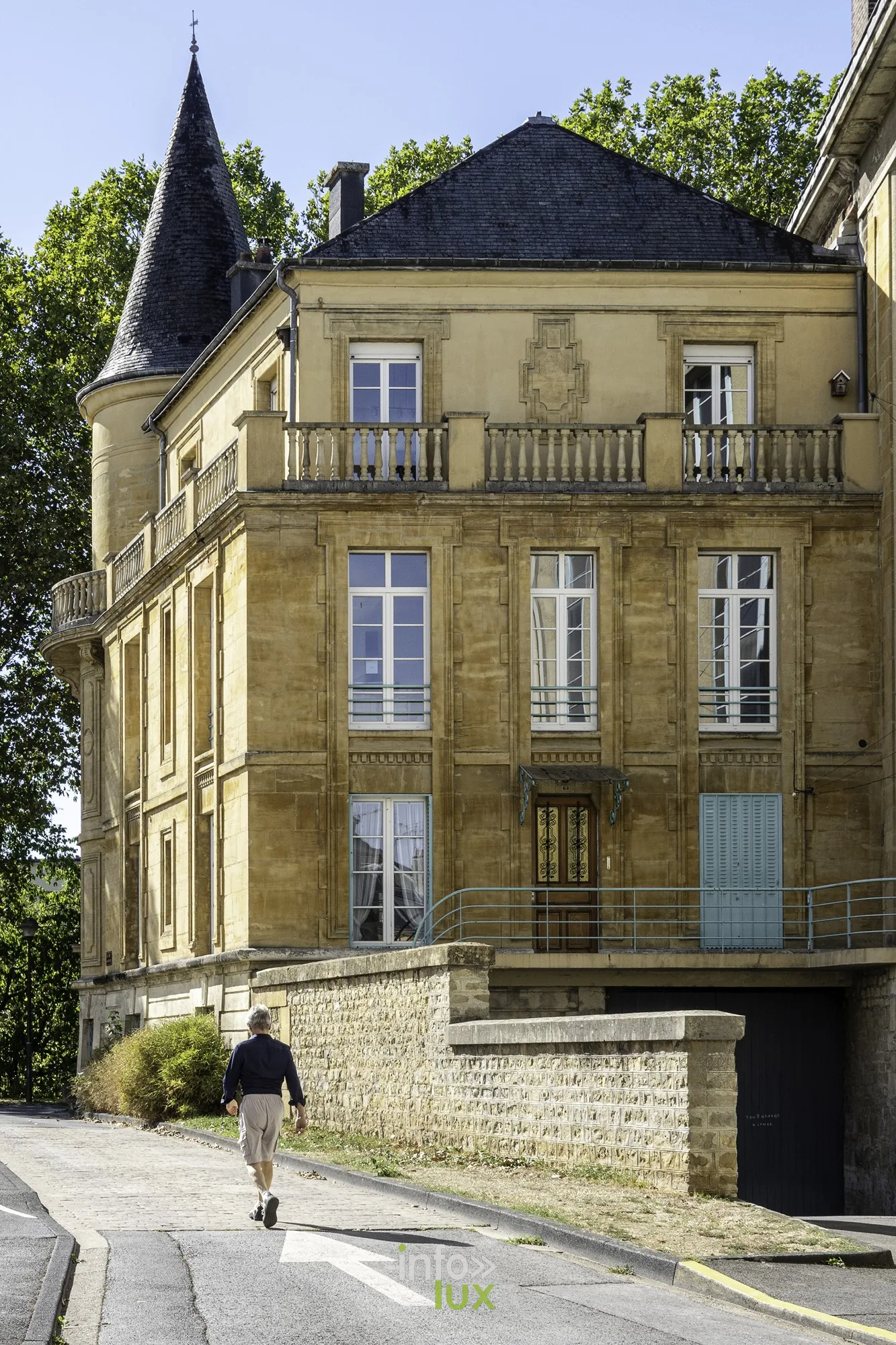 Maison à tourelle et balcon, piéton sur le trottoir, Sedan