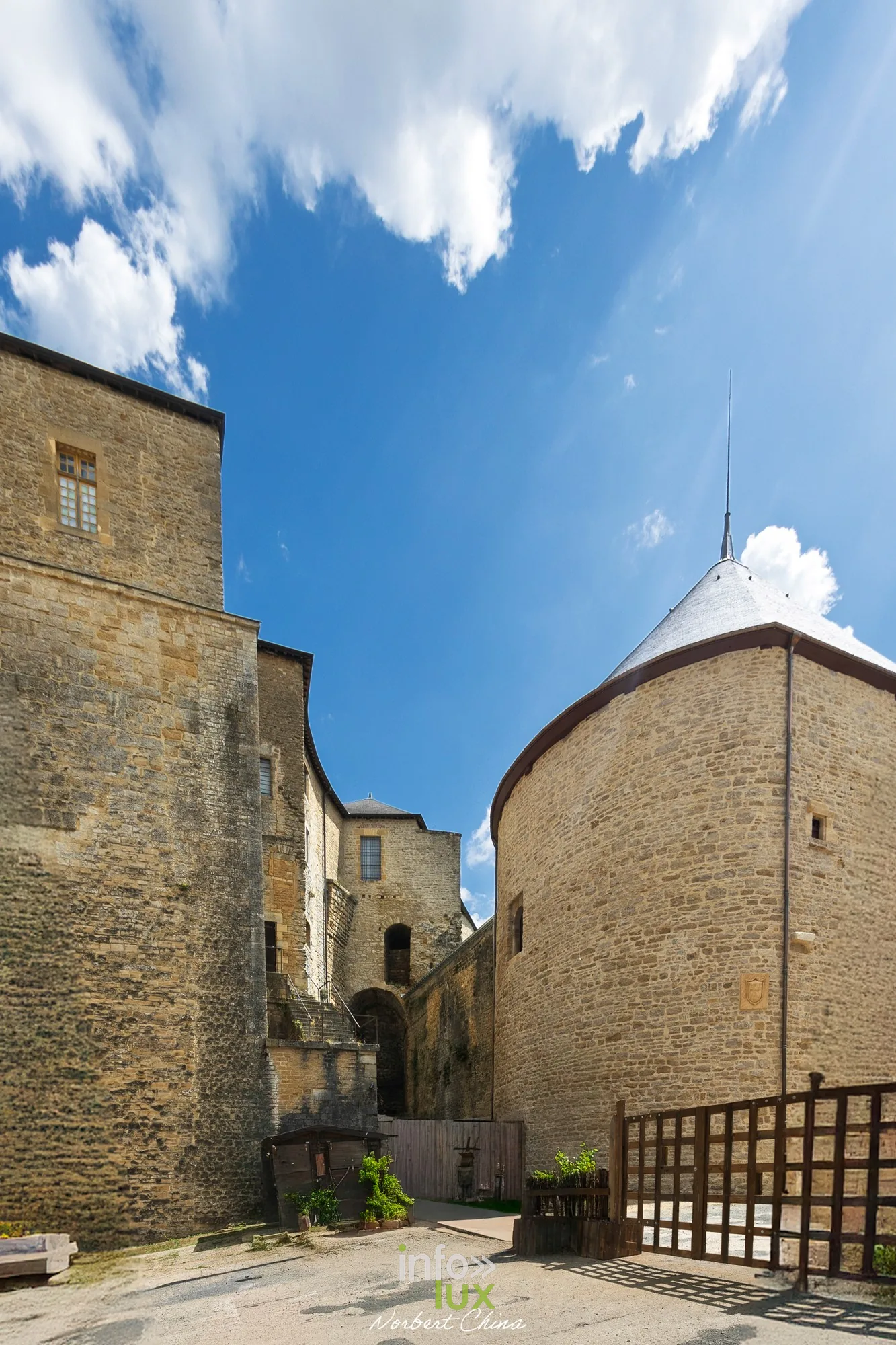 Tour ronde à toit conique vue depuis la cour du château fort de Sedan