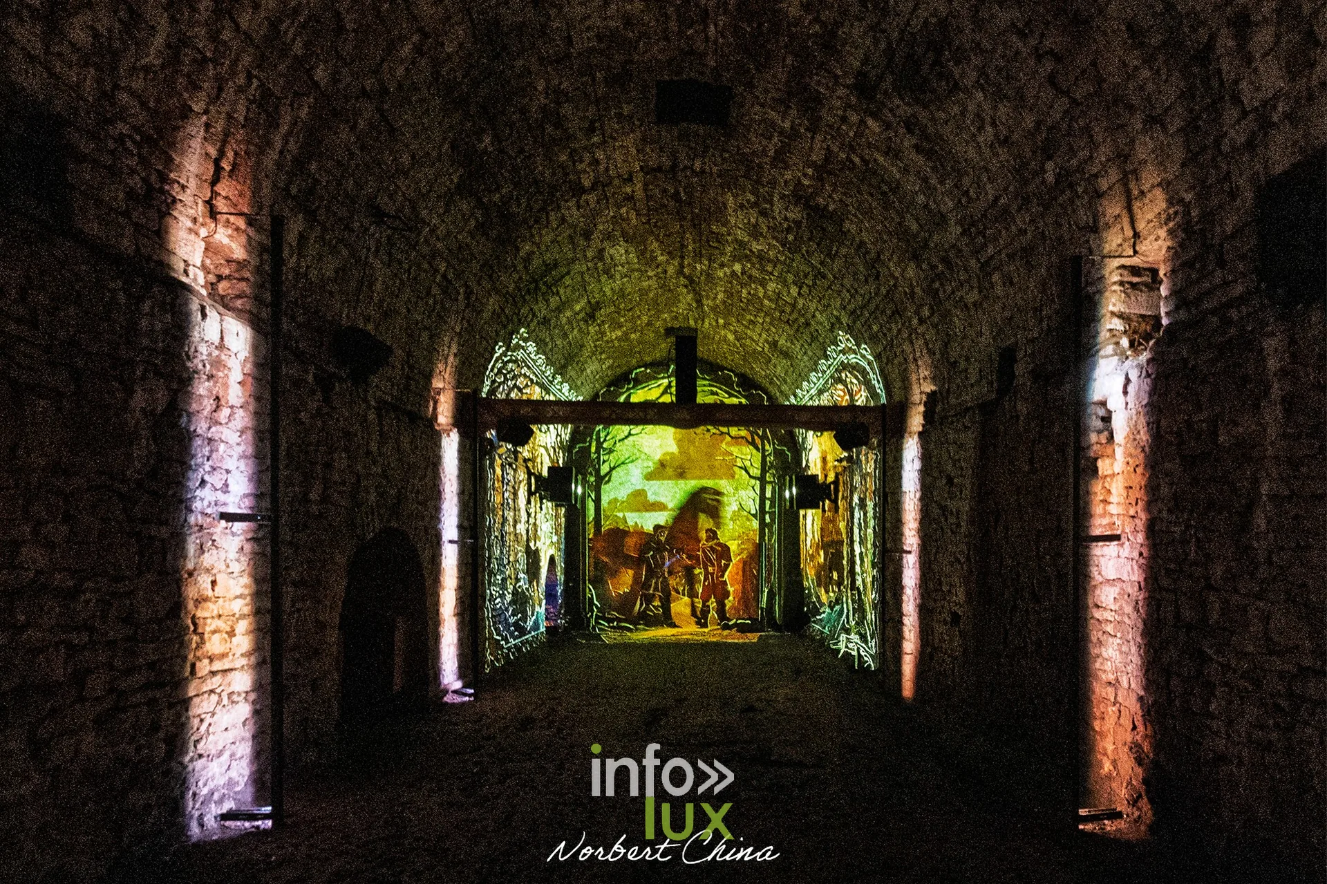 Salle voûtée avec projection animée en fond, au château fort de Sedan (Ardennes)