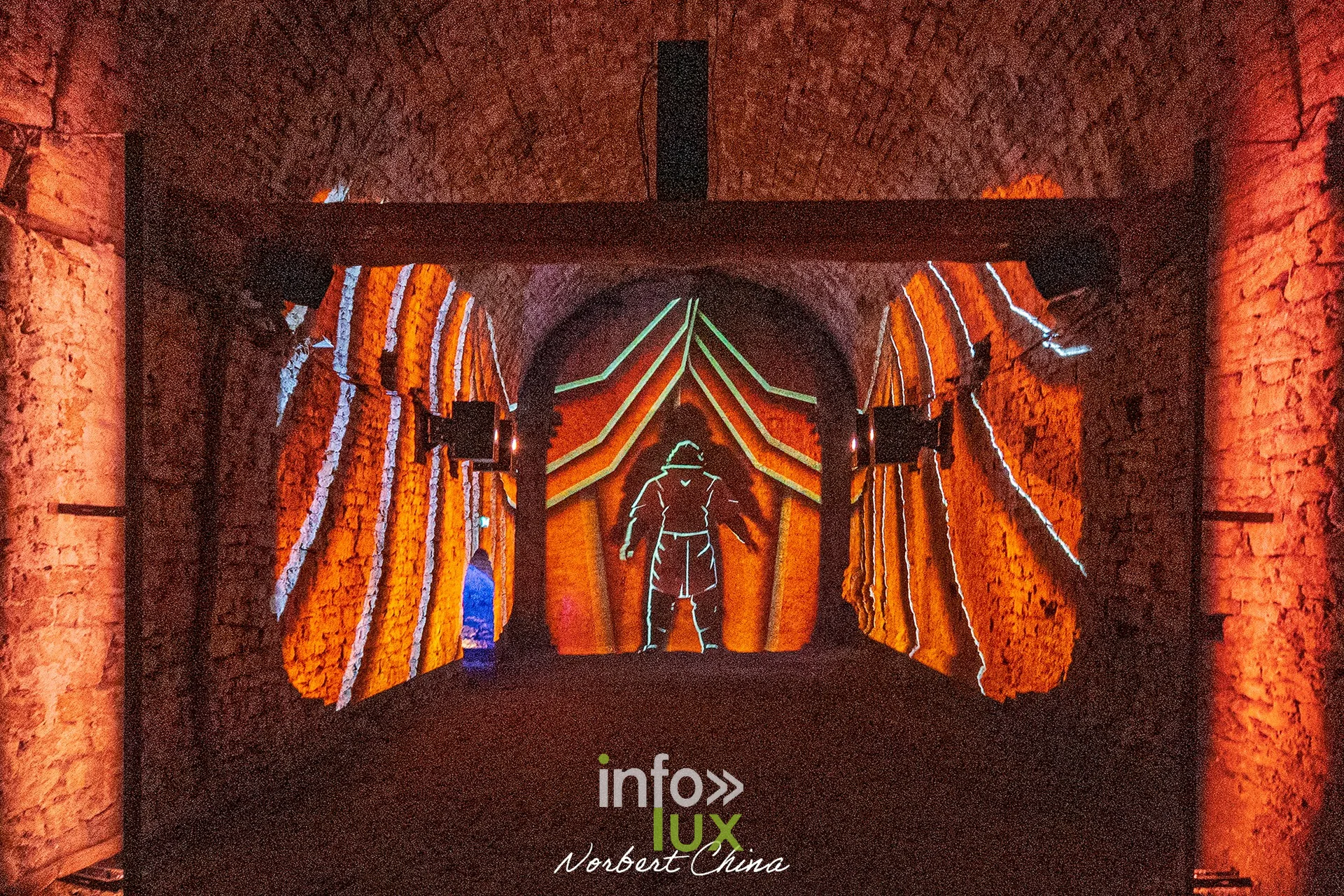 Projection colorée d’une silhouette sur les murs d’une salle voûtée au château fort de Sedan (Ardennes)