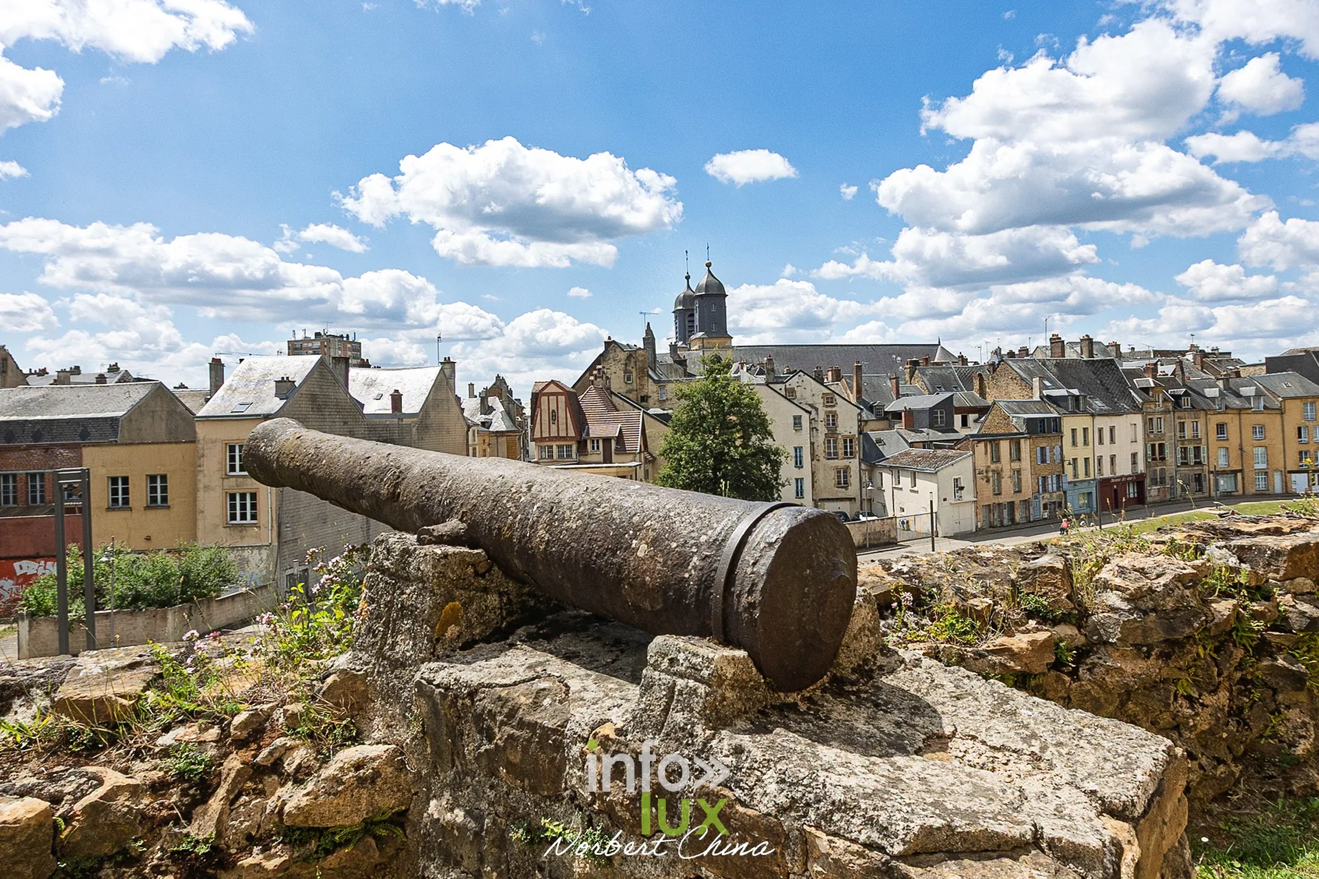 Canon ancien sur les remparts du château fort de Sedan, maisons de la ville en arrière-plan