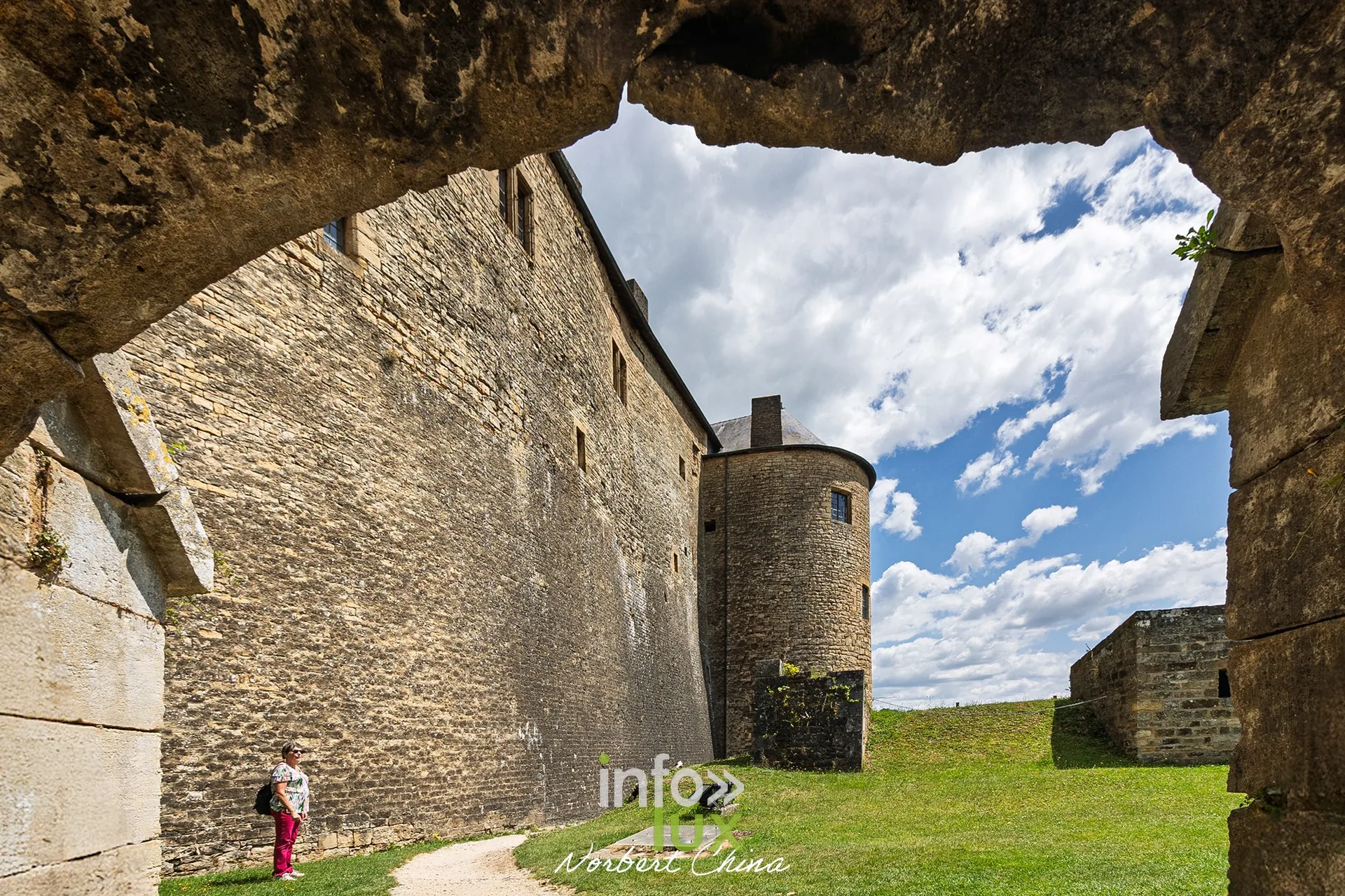 Muraille du château fort de Sedan vue à travers une arche de pierre