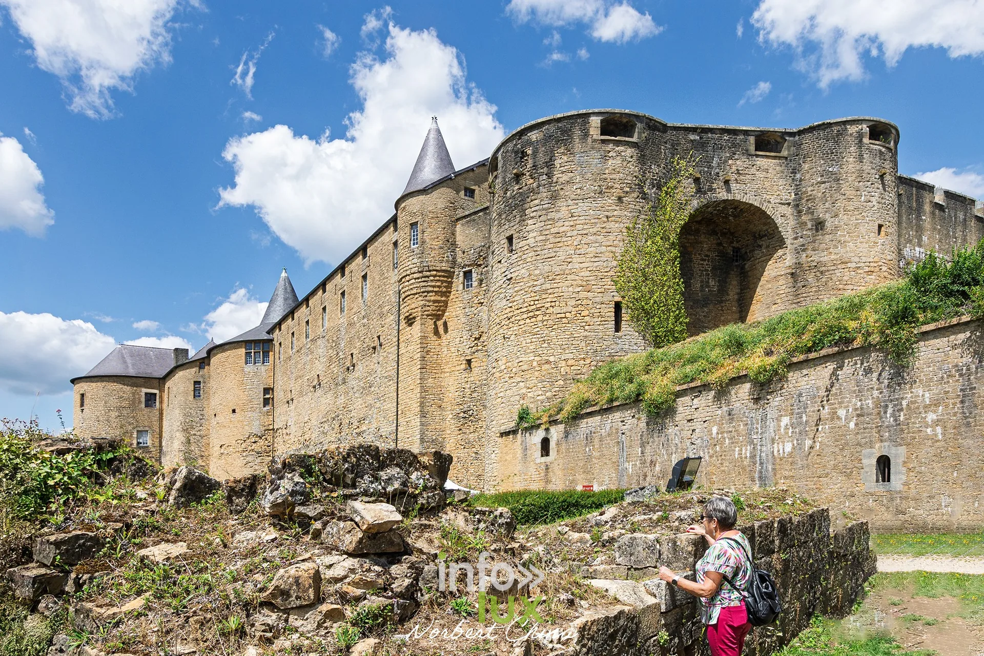 Visiteuse devant les vestiges au pied des murailles du château fort de Sedan