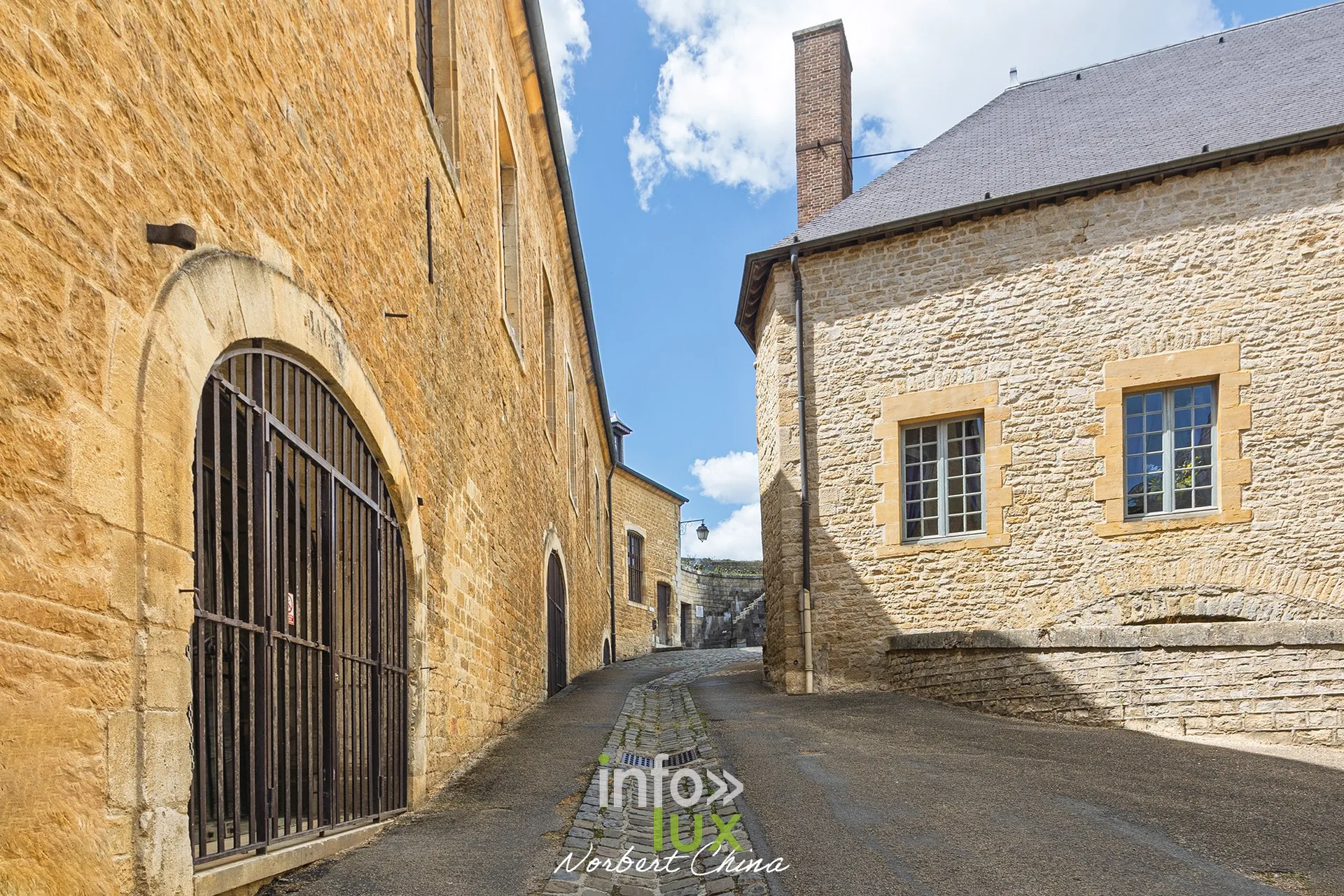 Rue pavée entre les bâtiments en pierre du château fort de Sedan