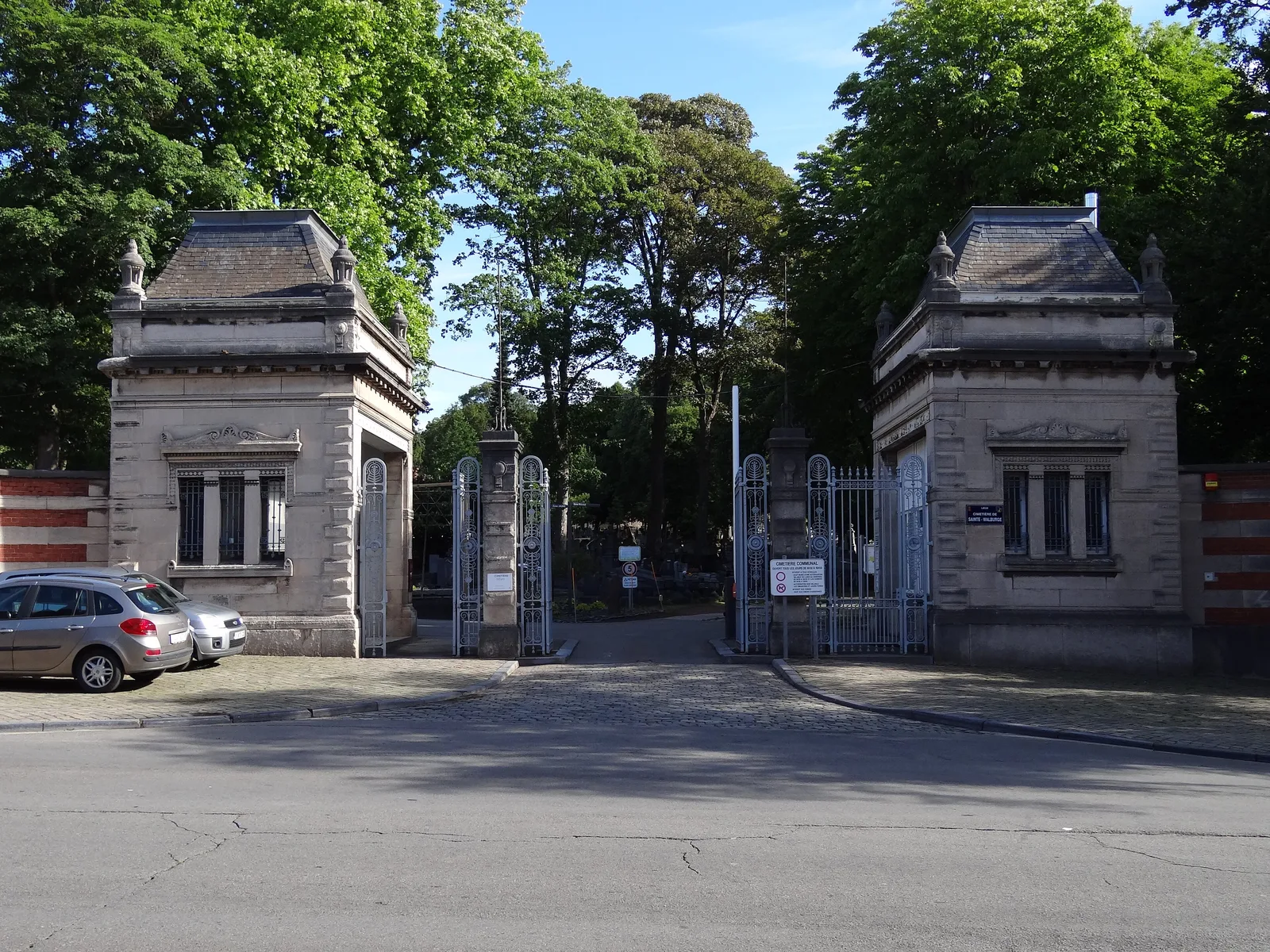 Entrée monumentale du cimetière de Sainte-Walburge à Liège