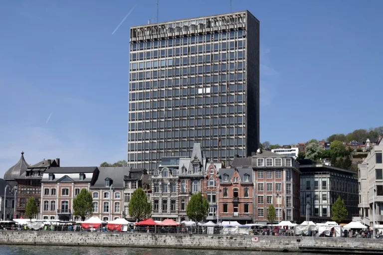 La Cité administrative de Liège au bord de la Meuse, qui abrite la mairie de quartier du Centre-ville