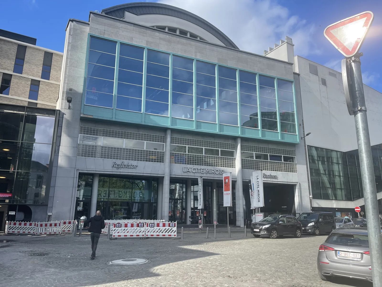 Façade de la Cité Miroir, place Xavier-Neujean à Liège