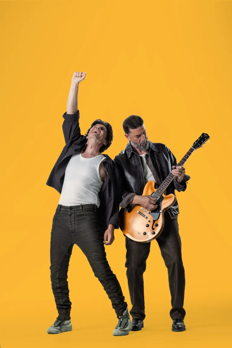 Koen et Kris Wauters, du groupe belge Clouseau, en photo de presse sur fond jaune