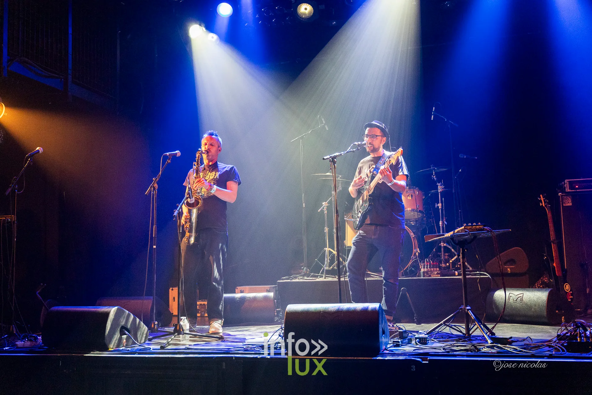 Les Clefs du Bar sur la scène, saxophoniste et chanteur-guitariste sous une lumière bleue, L’Entrepôt d’Arlon, 25 septembre 2026