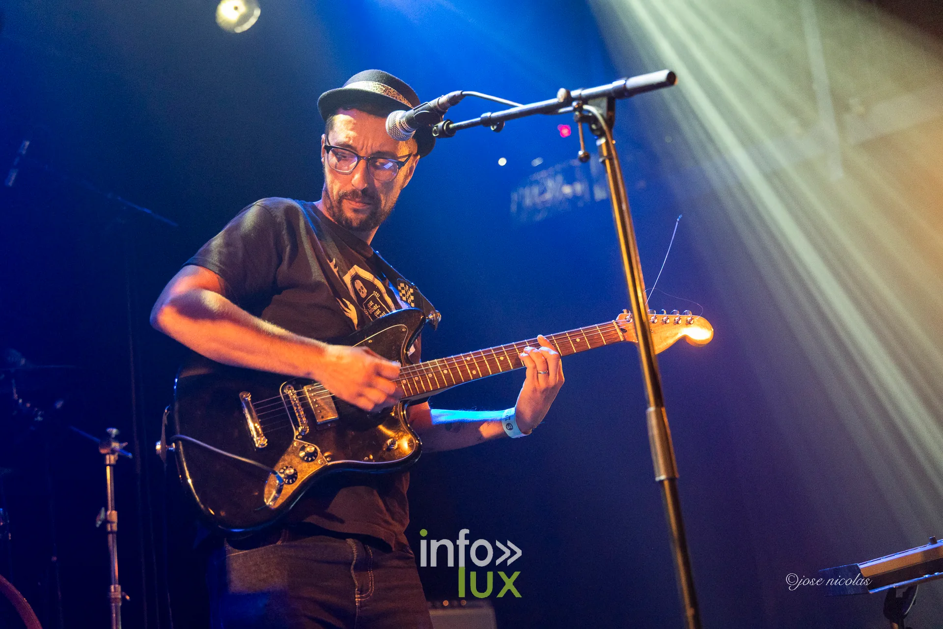 Le chanteur-guitariste des Clefs du Bar au micro, L’Entrepôt d’Arlon, 25 septembre 2026