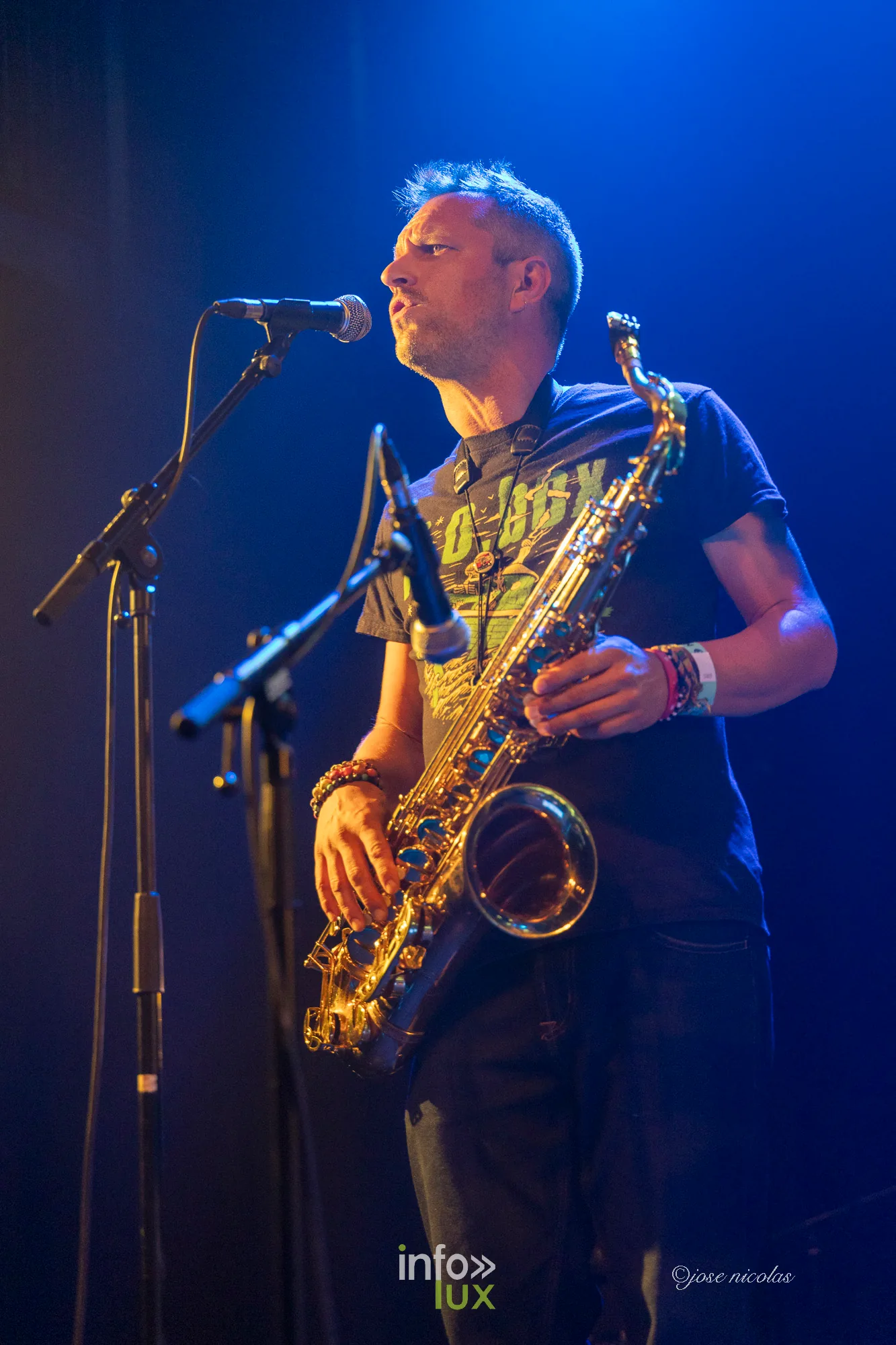 Le saxophoniste des Clefs du Bar au micro, L’Entrepôt d’Arlon, 25 septembre 2026