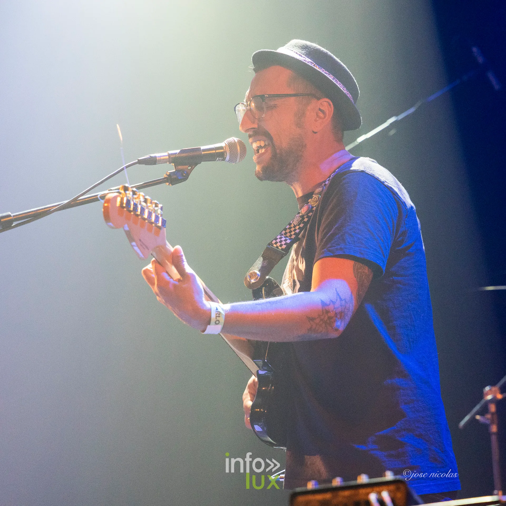 Le chanteur-guitariste des Clefs du Bar sous un projecteur blanc, L’Entrepôt d’Arlon, 25 septembre 2026