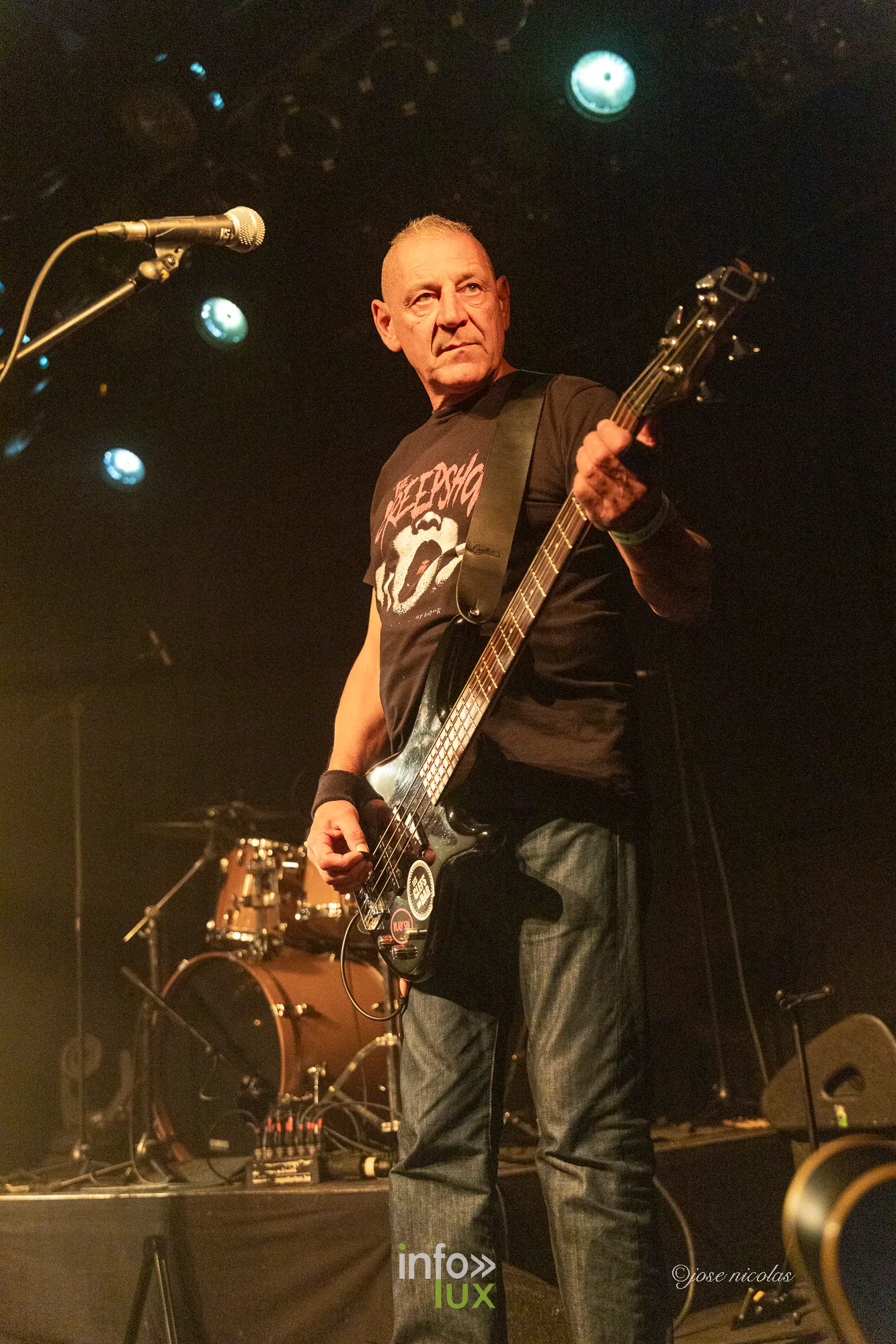 Le bassiste des Clefs du Bar devant la batterie, L’Entrepôt d’Arlon, 25 septembre 2026