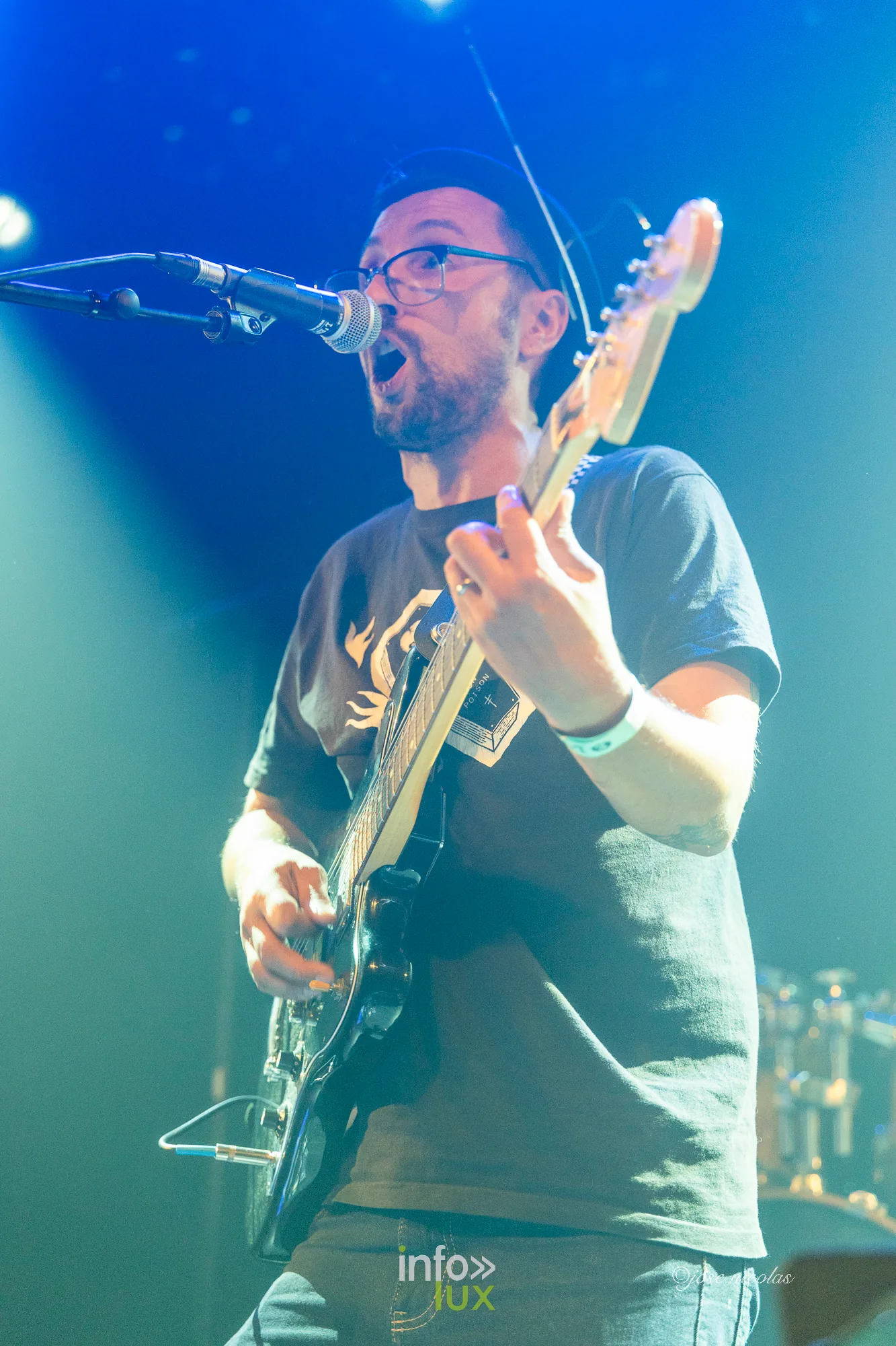 Le chanteur-guitariste des Clefs du Bar sous une lumière verte, L’Entrepôt d’Arlon, 25 septembre 2026