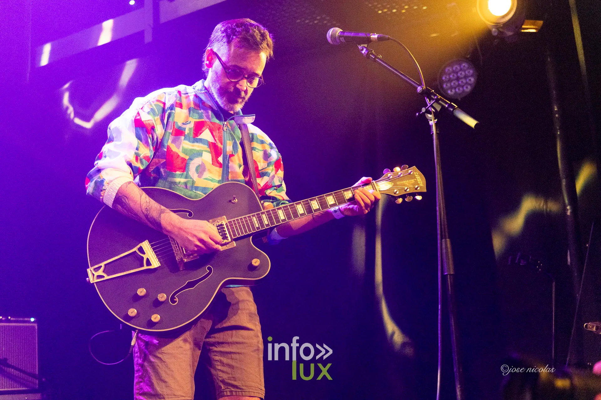 Un guitariste de SKA 2000 en veste colorée à la guitare demi-caisse, L’Entrepôt d’Arlon, 25 septembre 2026
