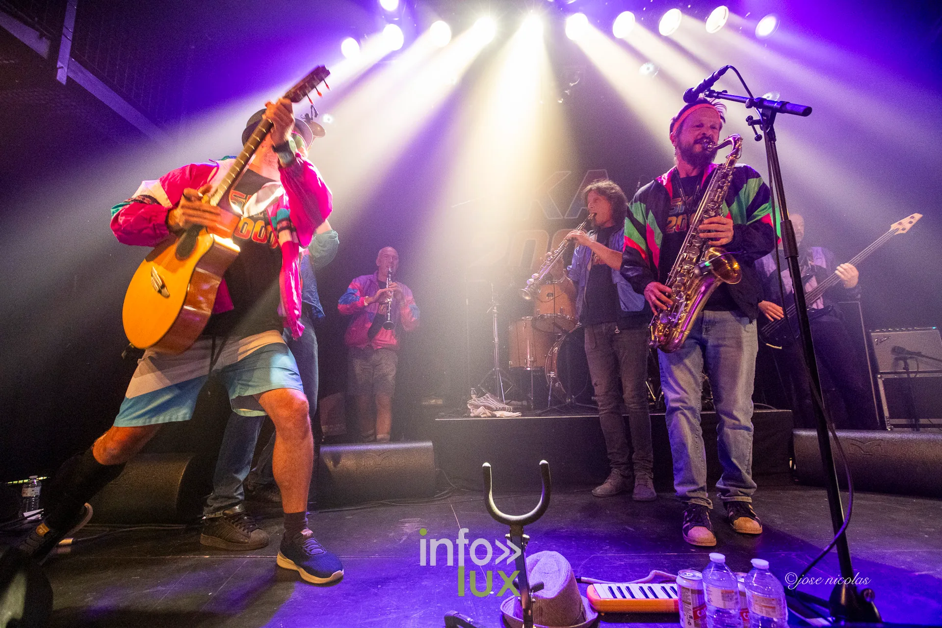 Le guitariste et le saxophoniste de SKA 2000 sur le devant de la scène, L’Entrepôt d’Arlon, 25 septembre 2026