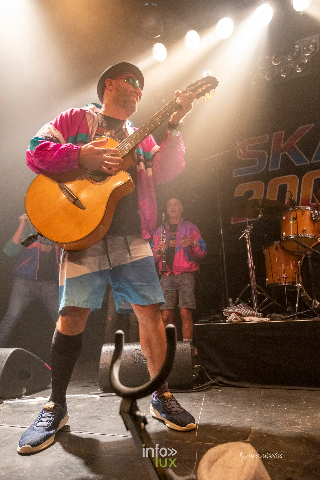 Le guitariste de SKA 2000 en veste colorée à la guitare acoustique, L’Entrepôt d’Arlon, 25 septembre 2026