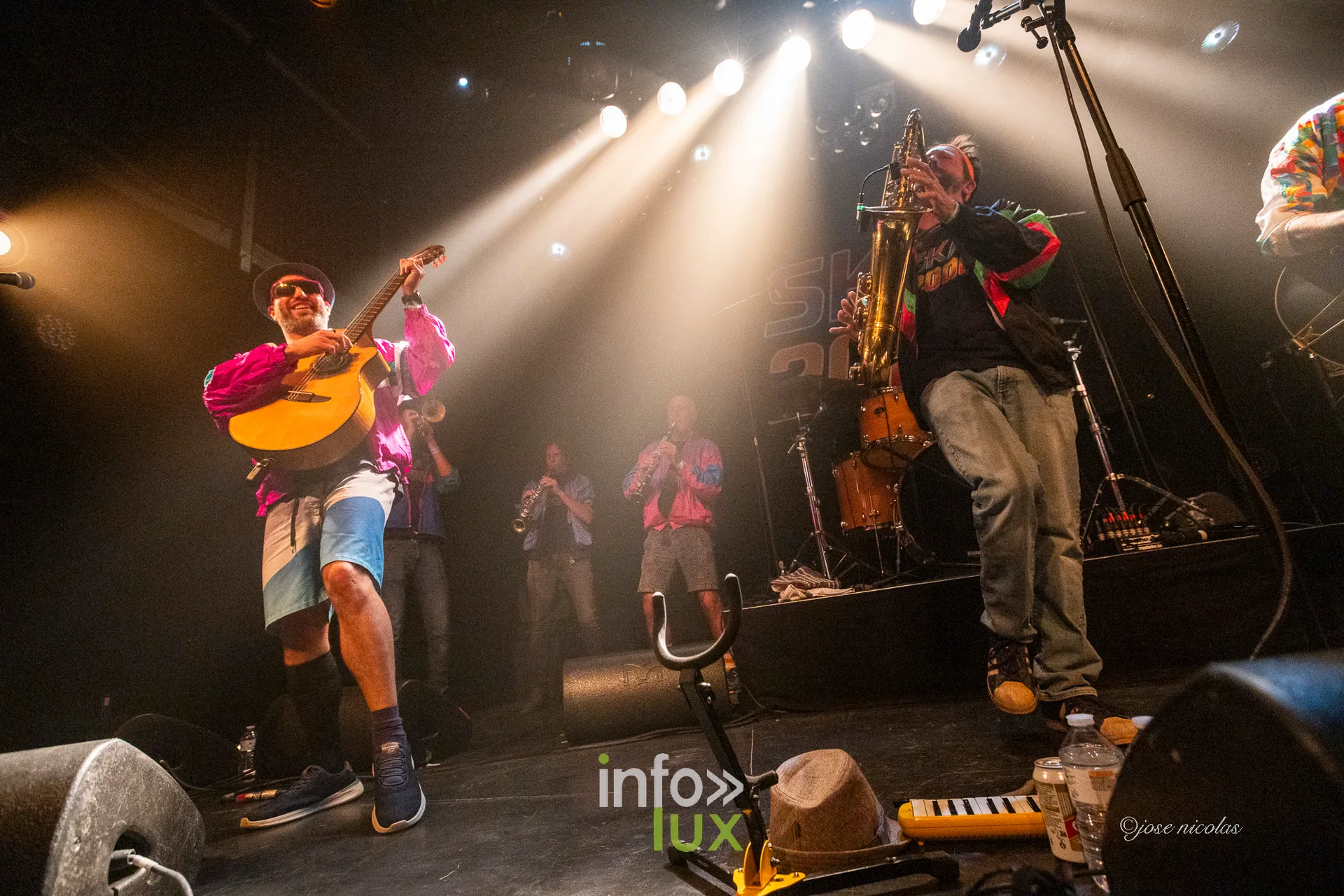 Le guitariste et le saxophoniste de SKA 2000 sous les projecteurs, L’Entrepôt d’Arlon, 25 septembre 2026