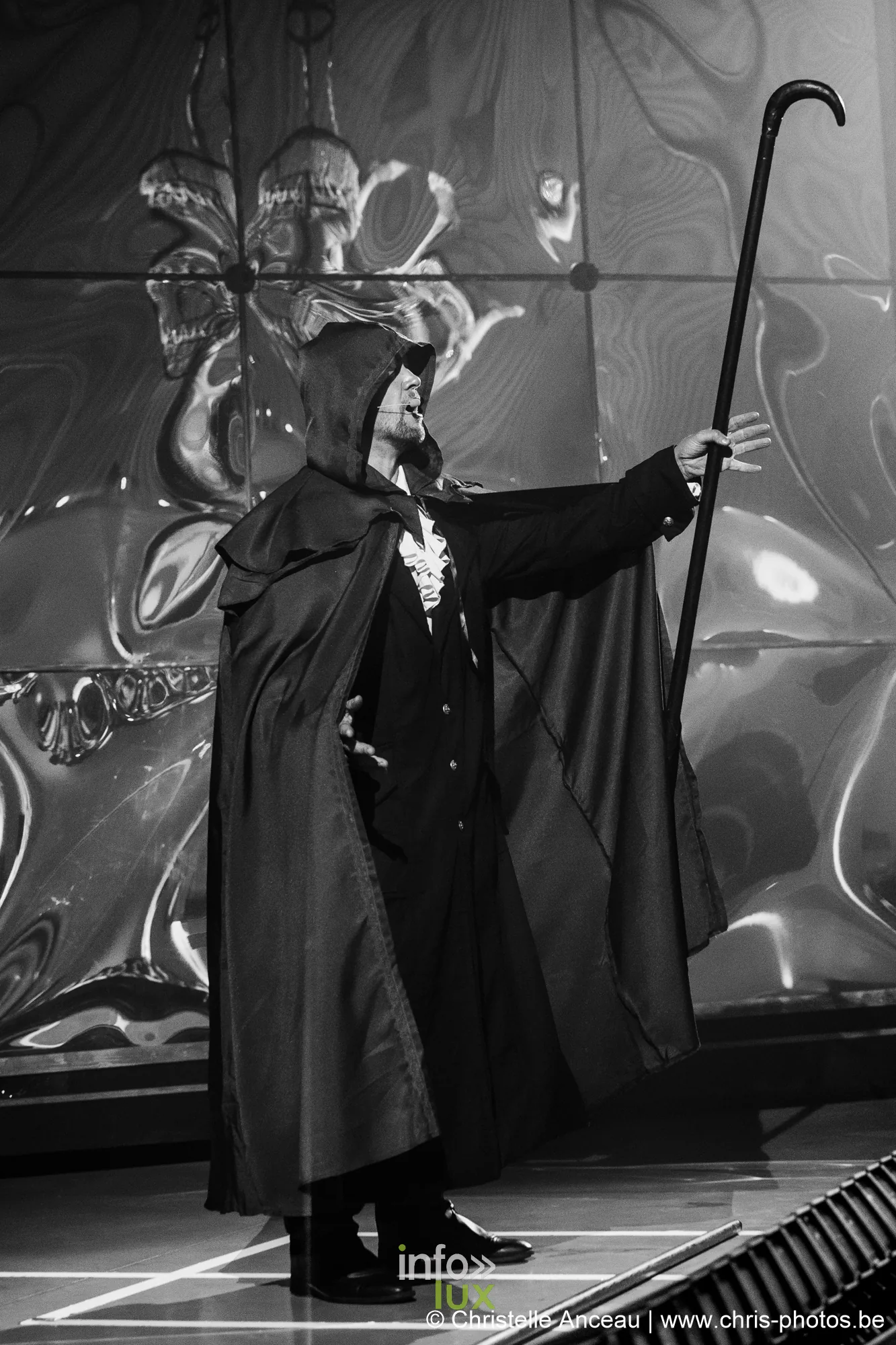 Personnage encapuchonné à la crosse en noir et blanc, l’Abbé Faria dans le spectacle La Légende du Comte de Monte-Cristal