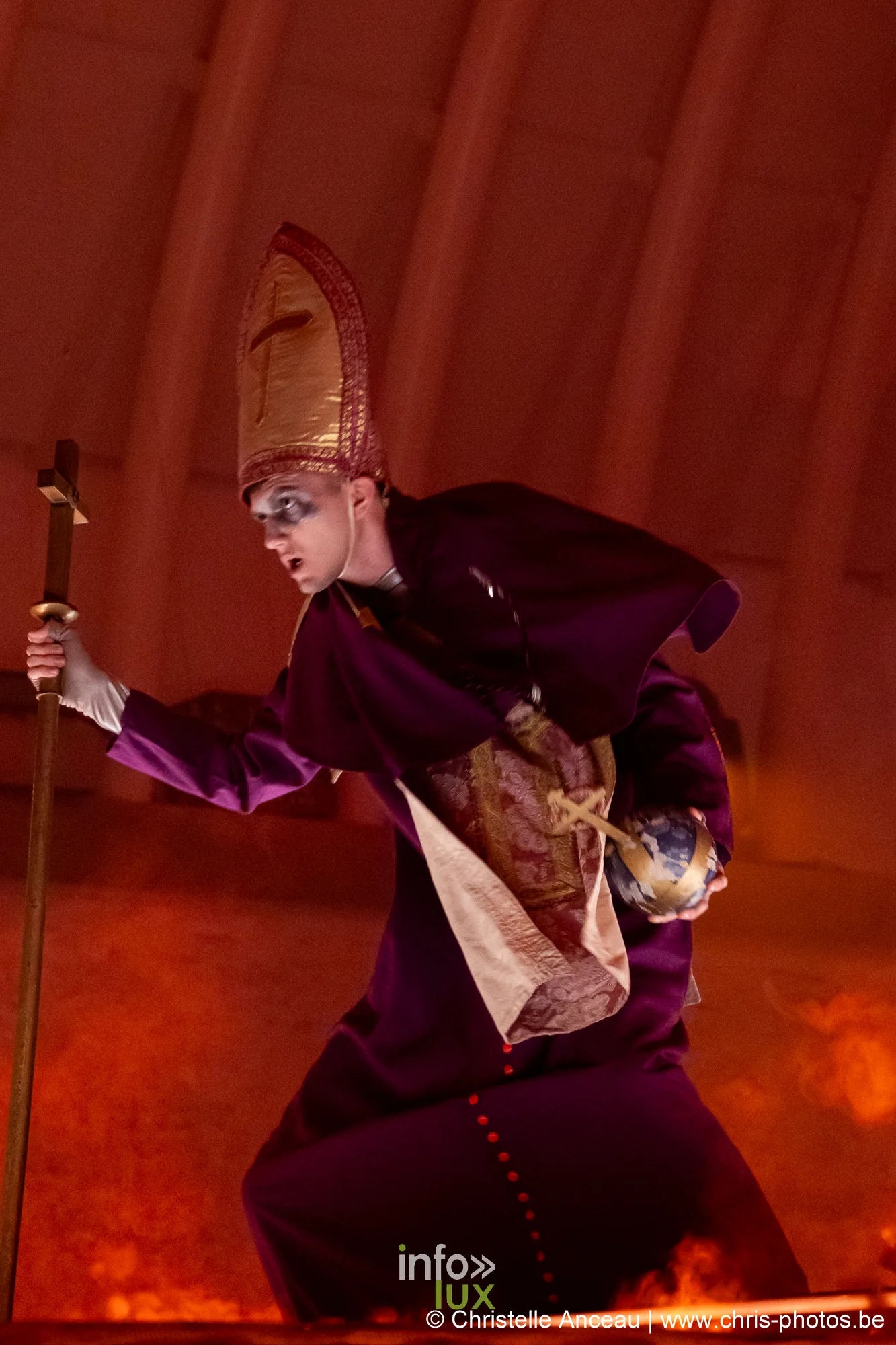 Personnage mitré tenant une crosse, évocation des moines fondateurs de l’abbaye du Val Saint-Lambert dans le spectacle Monte-Cristal