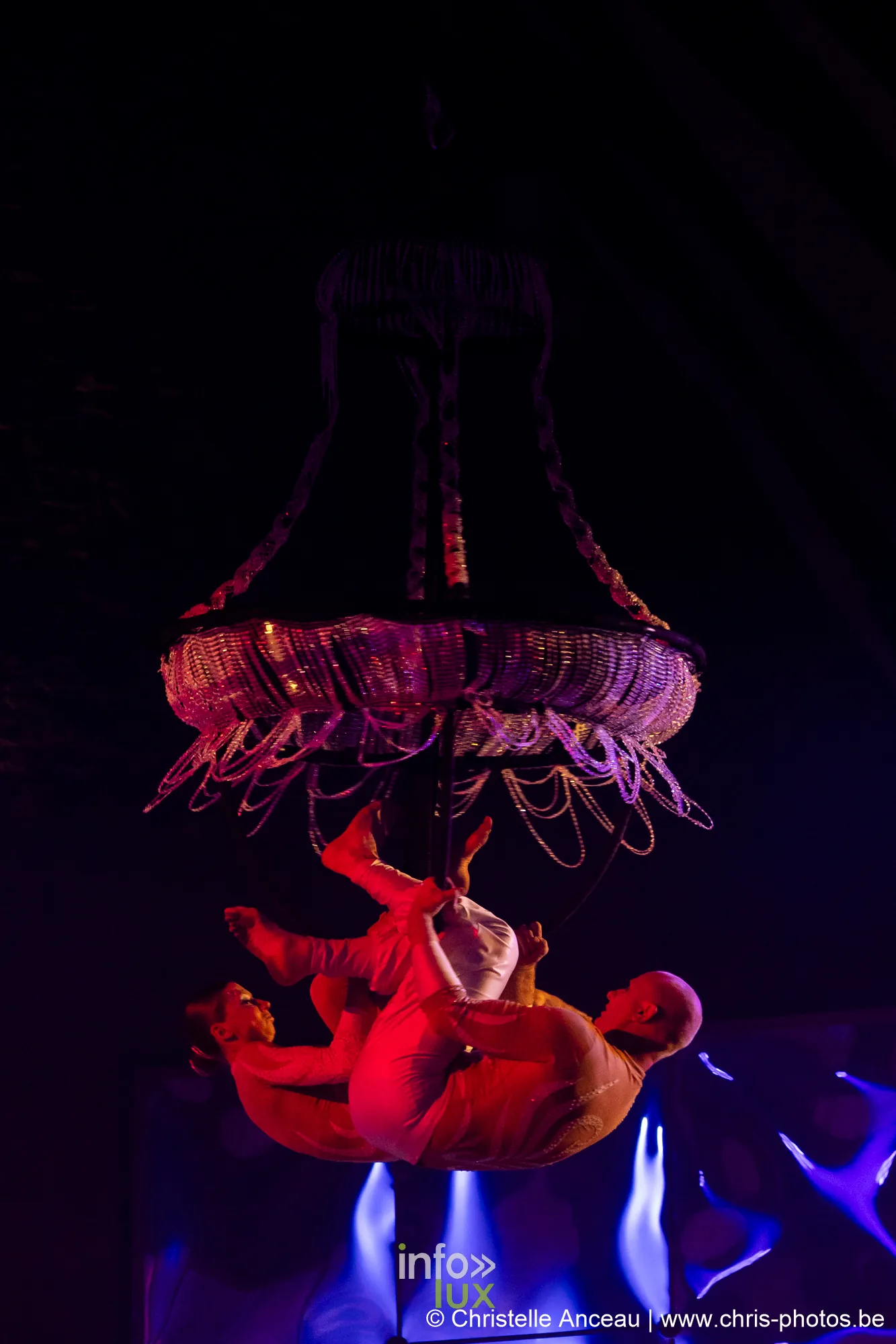Acrobate en rouge suspendu sous un chandelier de cristal, séquence Le Chandelier du spectacle Monte-Cristal à Seraing