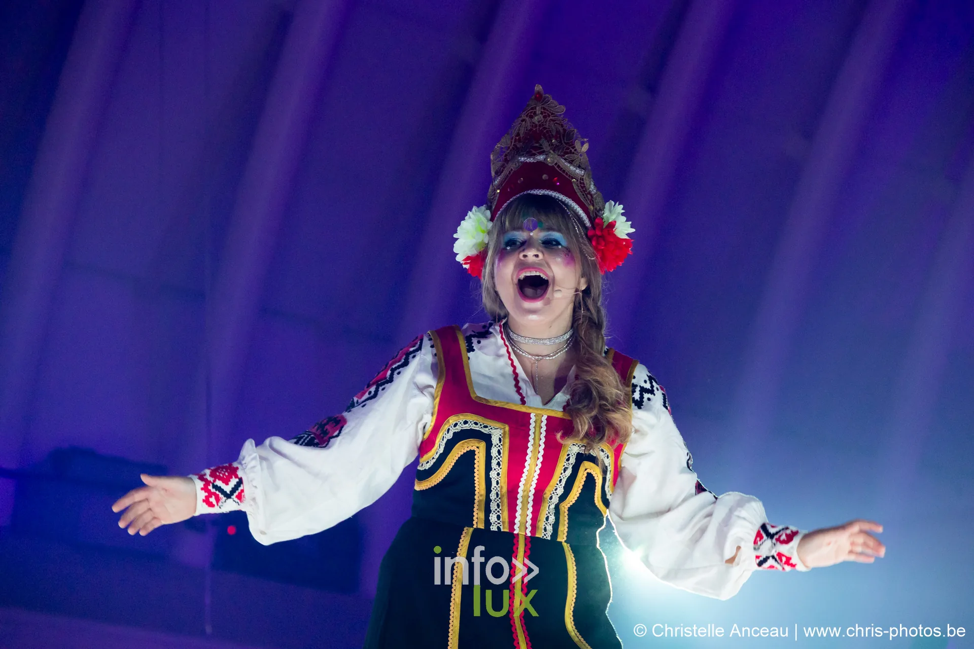 Chanteuse en costume traditionnel russe avec kokochnik, séquence Le Tour du Monde : Russie du spectacle Monte-Cristal