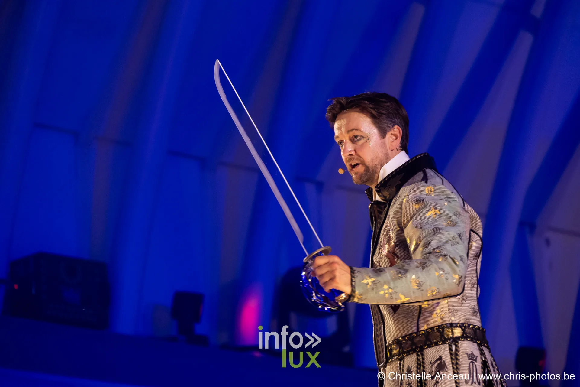 Comédien en costume brodé brandissant un sabre, séquence La Renaissance du spectacle La Légende du Comte de Monte-Cristal