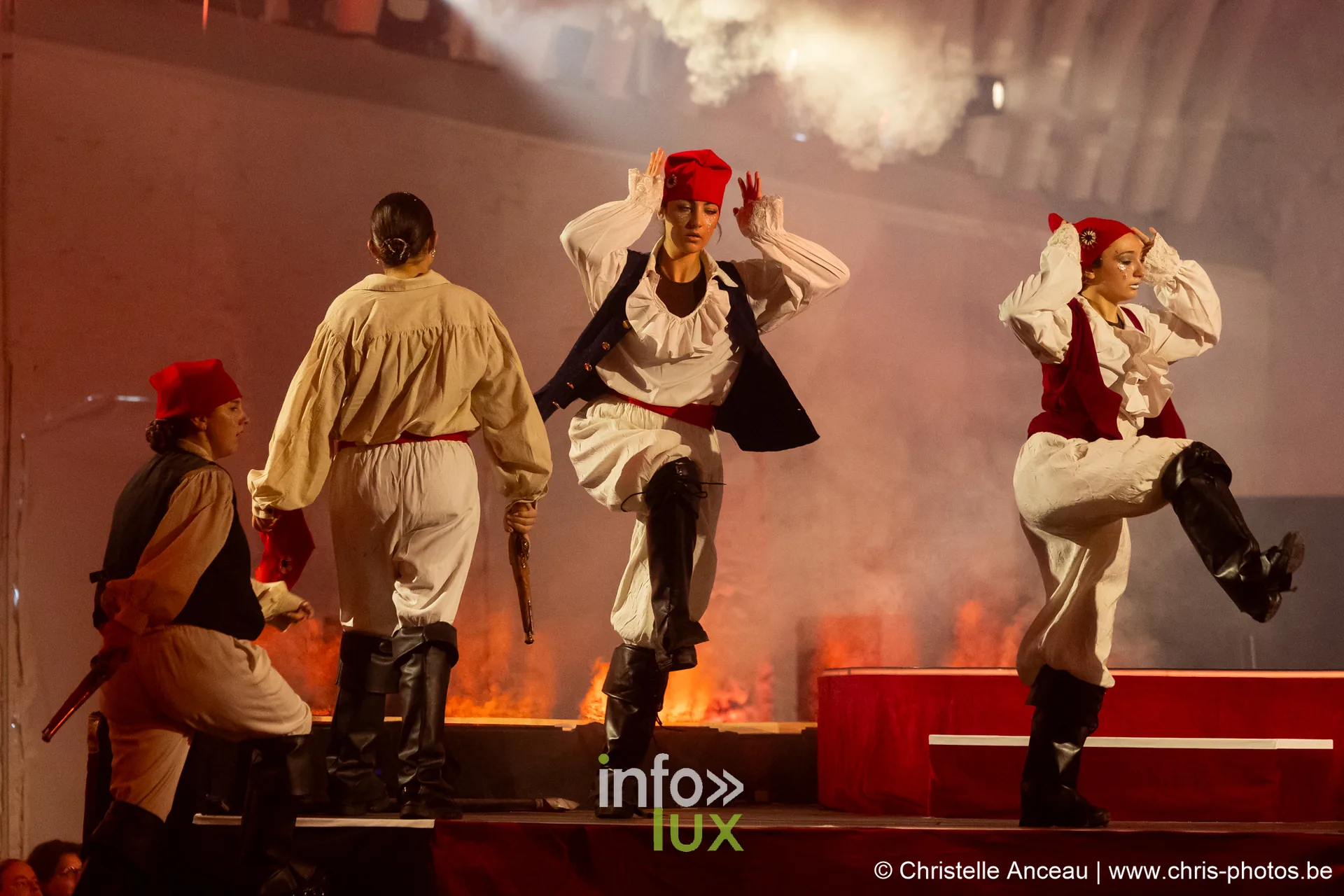 Danseurs en costumes de marins aux bonnets rouges sur une scène enfumée, spectacle Monte-Cristal au Val Saint-Lambert