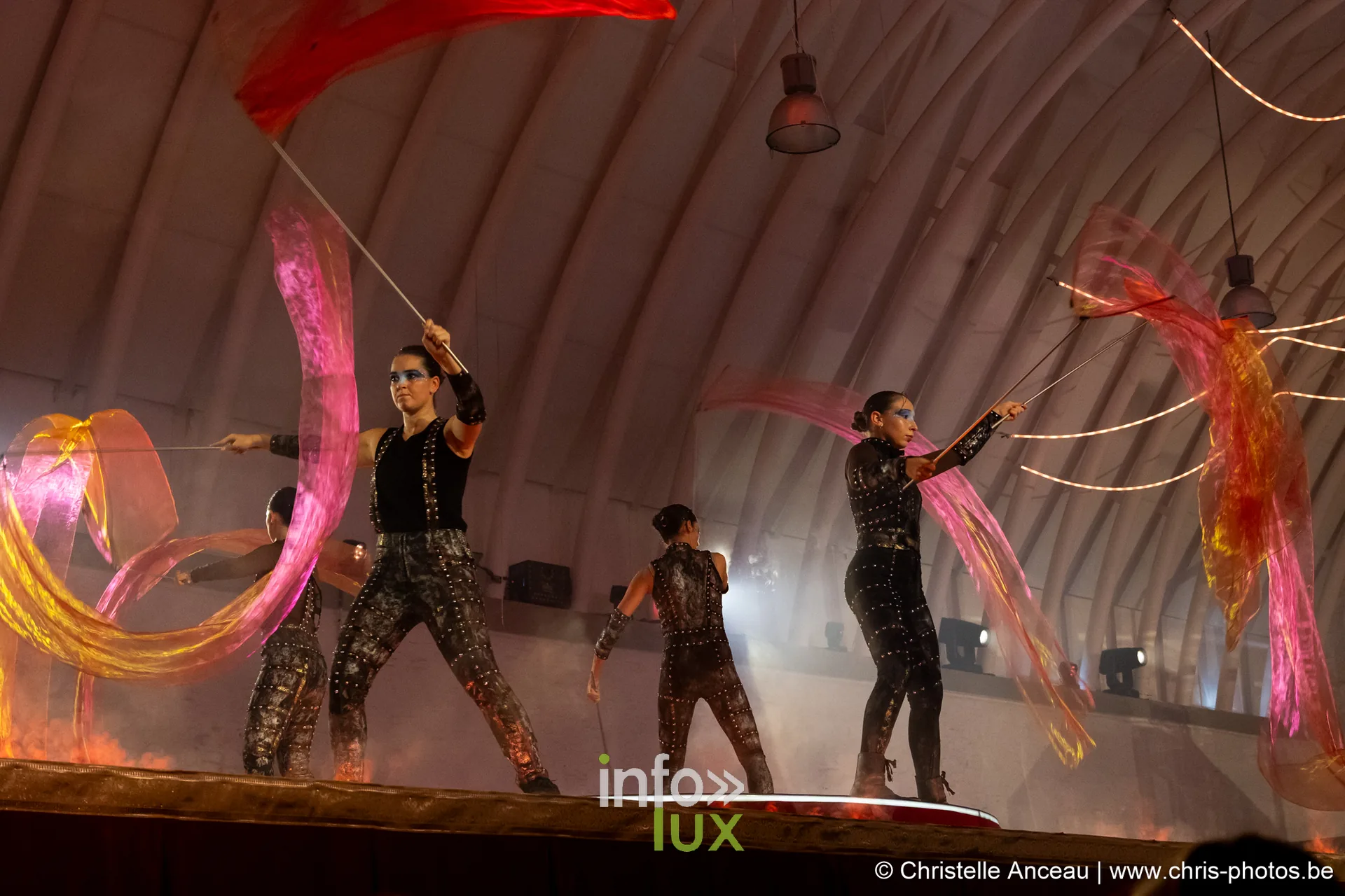 Trois danseurs manient de longs rubans de tissu, séquence Le Souffle du verre du spectacle Monte-Cristal au Val Saint-Lambert