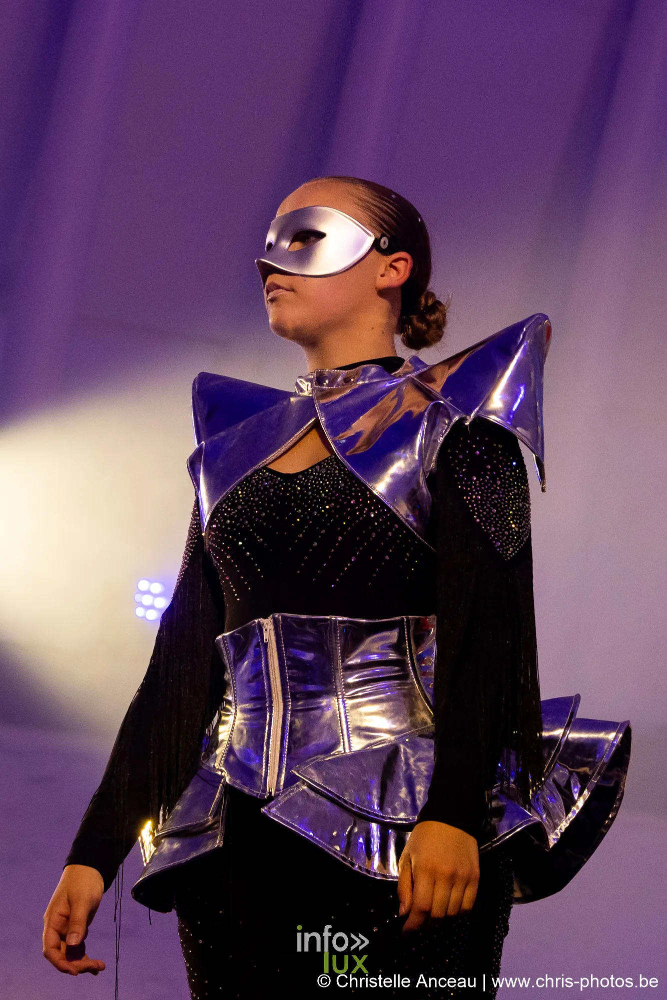 Danseuse masquée en costume violet géométrique, séquence L’Art déco du spectacle Monte-Cristal au Val Saint-Lambert
