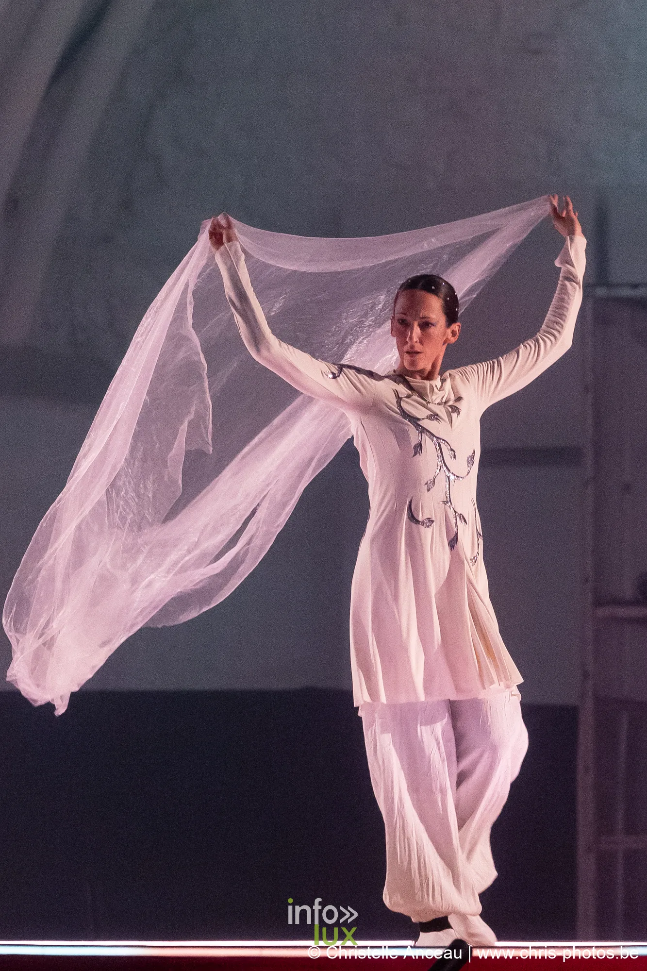 Danseuse en blanc déployant un long voile, séquence Le Souffle du verre du spectacle Monte-Cristal à Seraing
