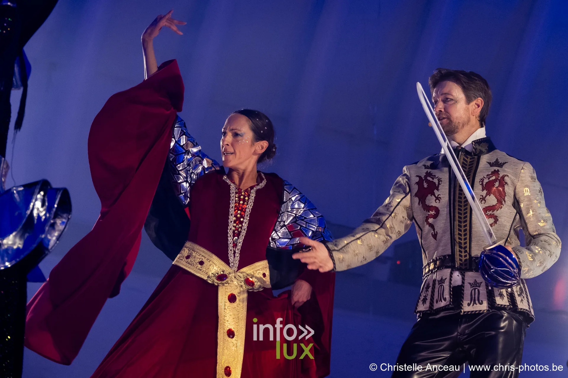 Comédienne à la cape rouge et comédien au sabre côte à côte, spectacle La Légende du Comte de Monte-Cristal à Seraing