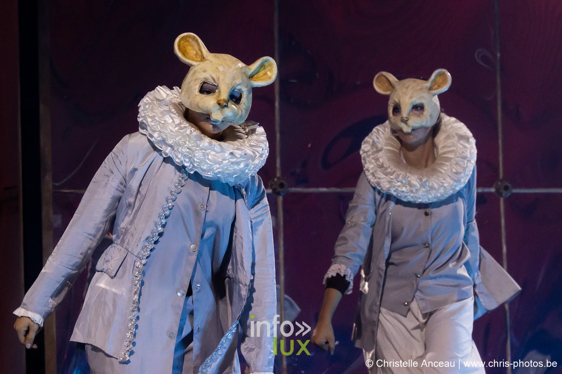 Deux artistes portant des masques de souris et des collerettes blanches, spectacle La Légende du Comte de Monte-Cristal