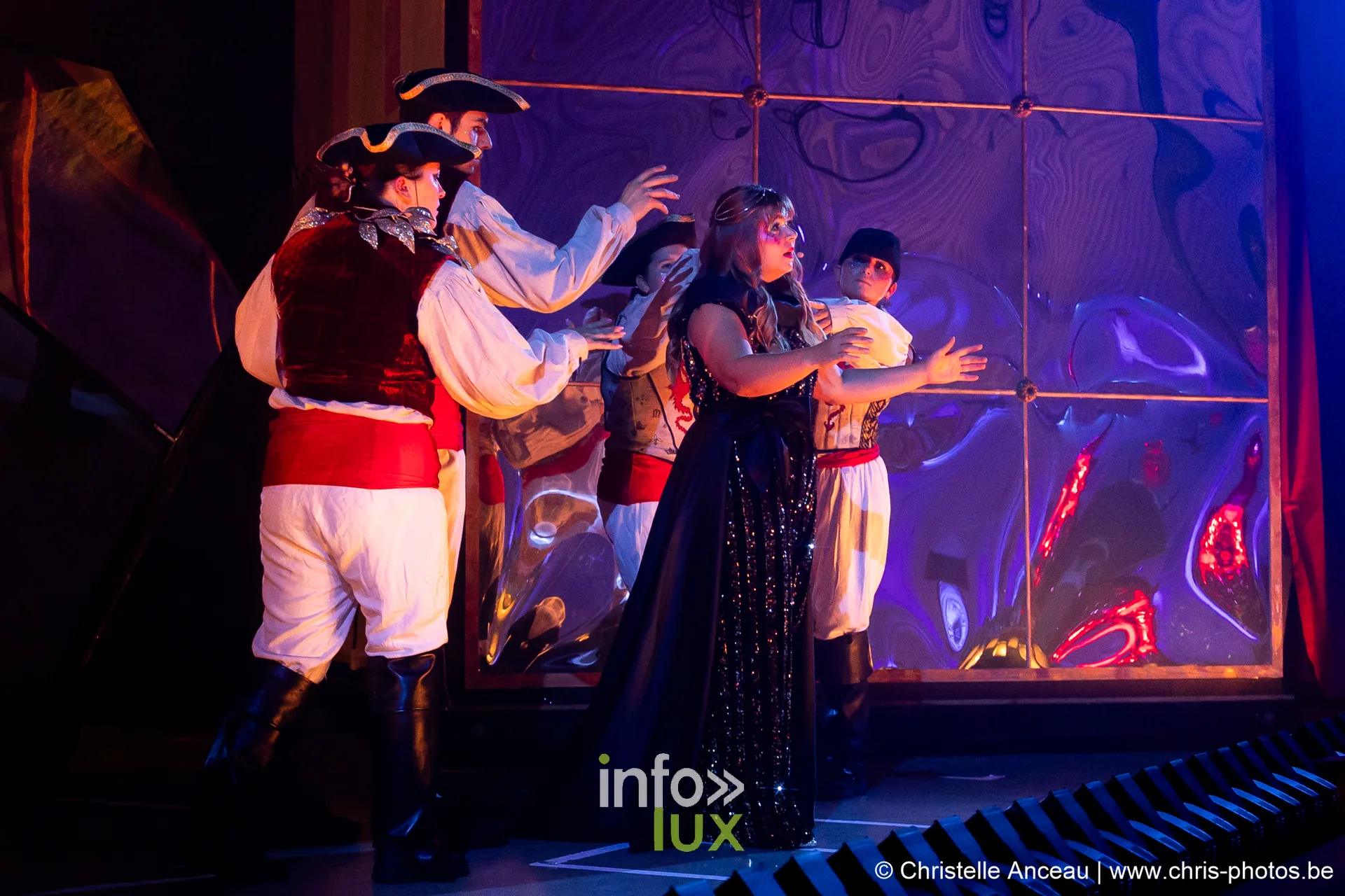 Comédiens en costumes de marins devant un miroir déformant, ouverture du spectacle La Légende du Comte de Monte-Cristal au Val Saint-Lambert