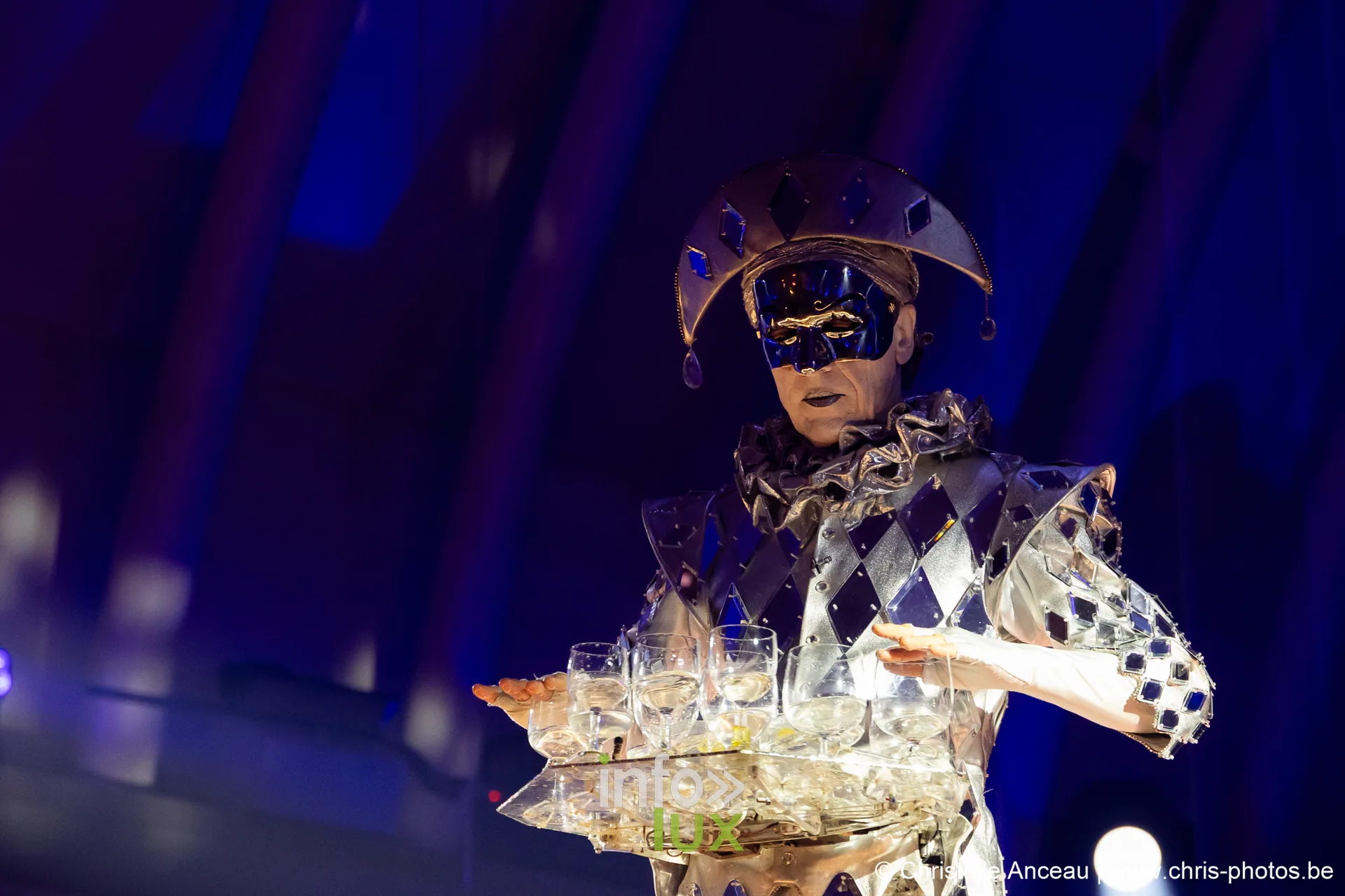 Artiste en costume de miroirs portant une pyramide de verres en cristal, spectacle Monte-Cristal au Val Saint-Lambert